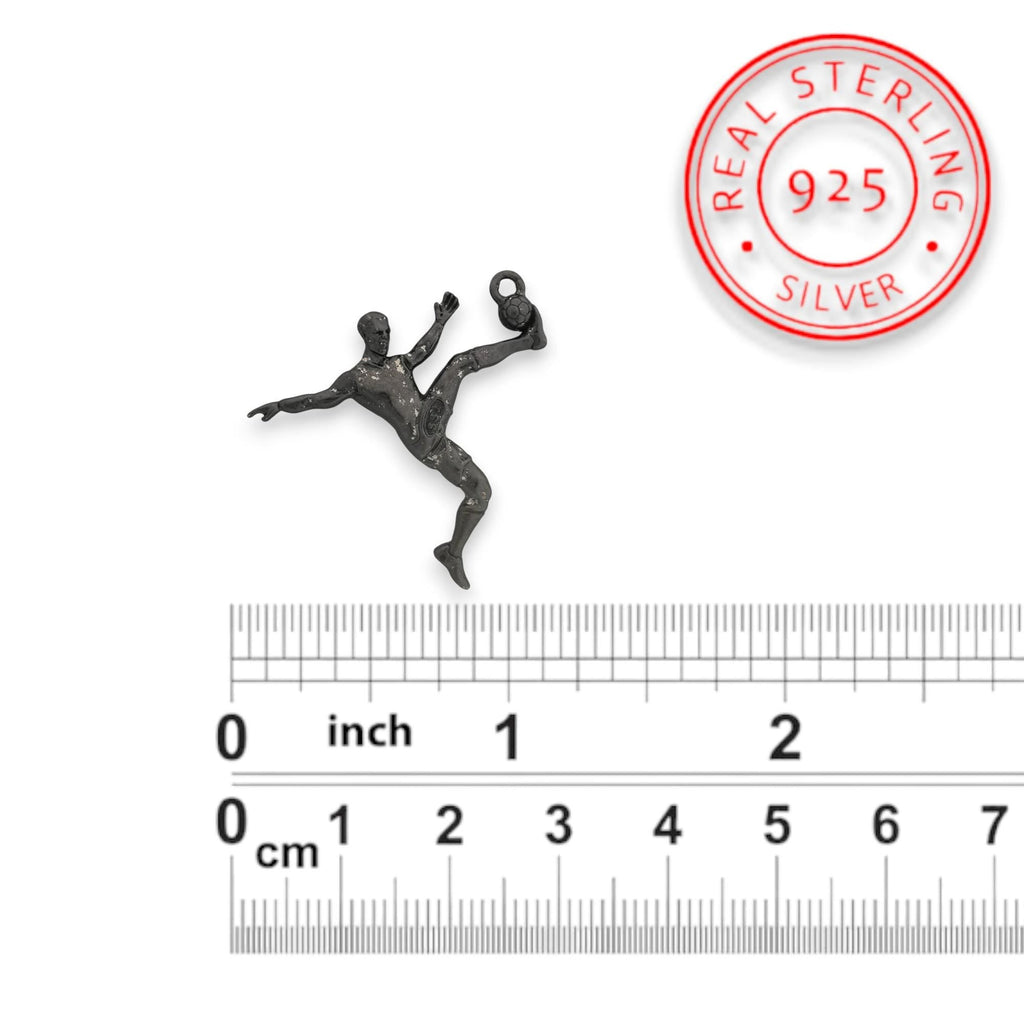 Футболист (задна ножица) – Мъжки спортен медальон от сребро 925 с оксидирано покритие – Ръчно изработено спортно бижу – Идеален подарък за мъж, фен на футбола – SSJ