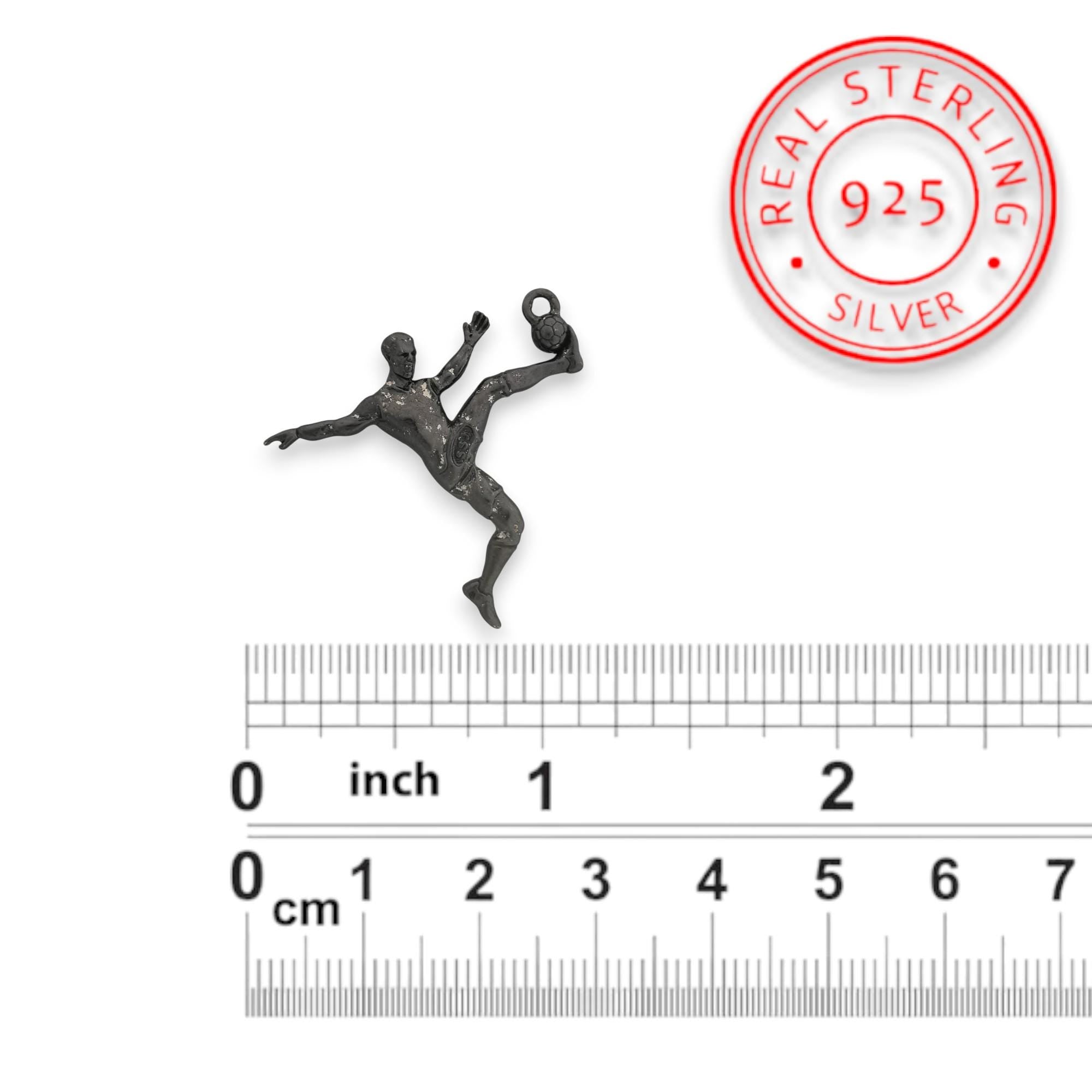 Футболист (задна ножица) – Мъжки спортен медальон от сребро 925 с оксидирано покритие – Ръчно изработено спортно бижу – Идеален подарък за мъж, фен на футбола – SSJ