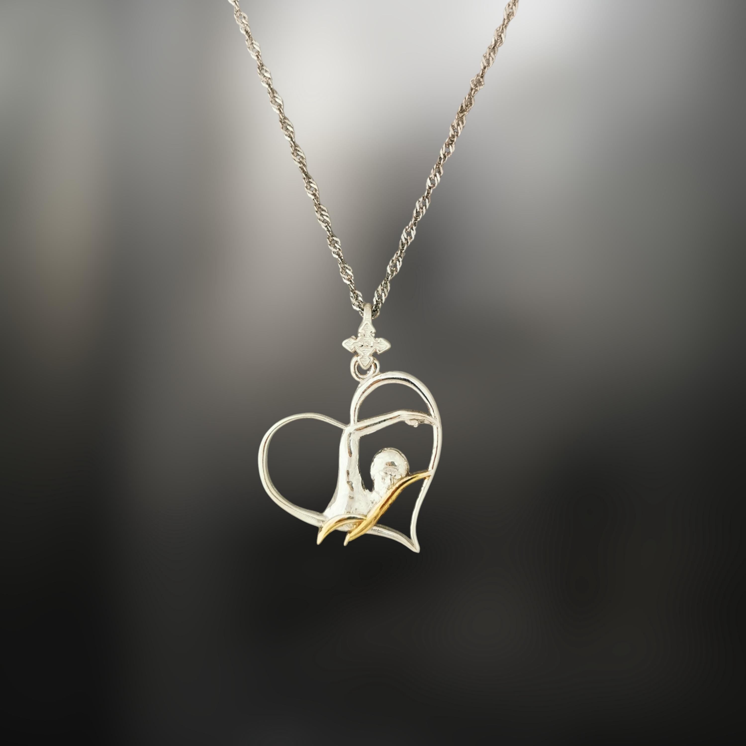 Любов към плуването – Дамски спортен медальон от сребро 925 с частично позлатено покритие – Ръчно изработено спортно бижу – Идеален подарък за жена, фенка на плуването – SSJ