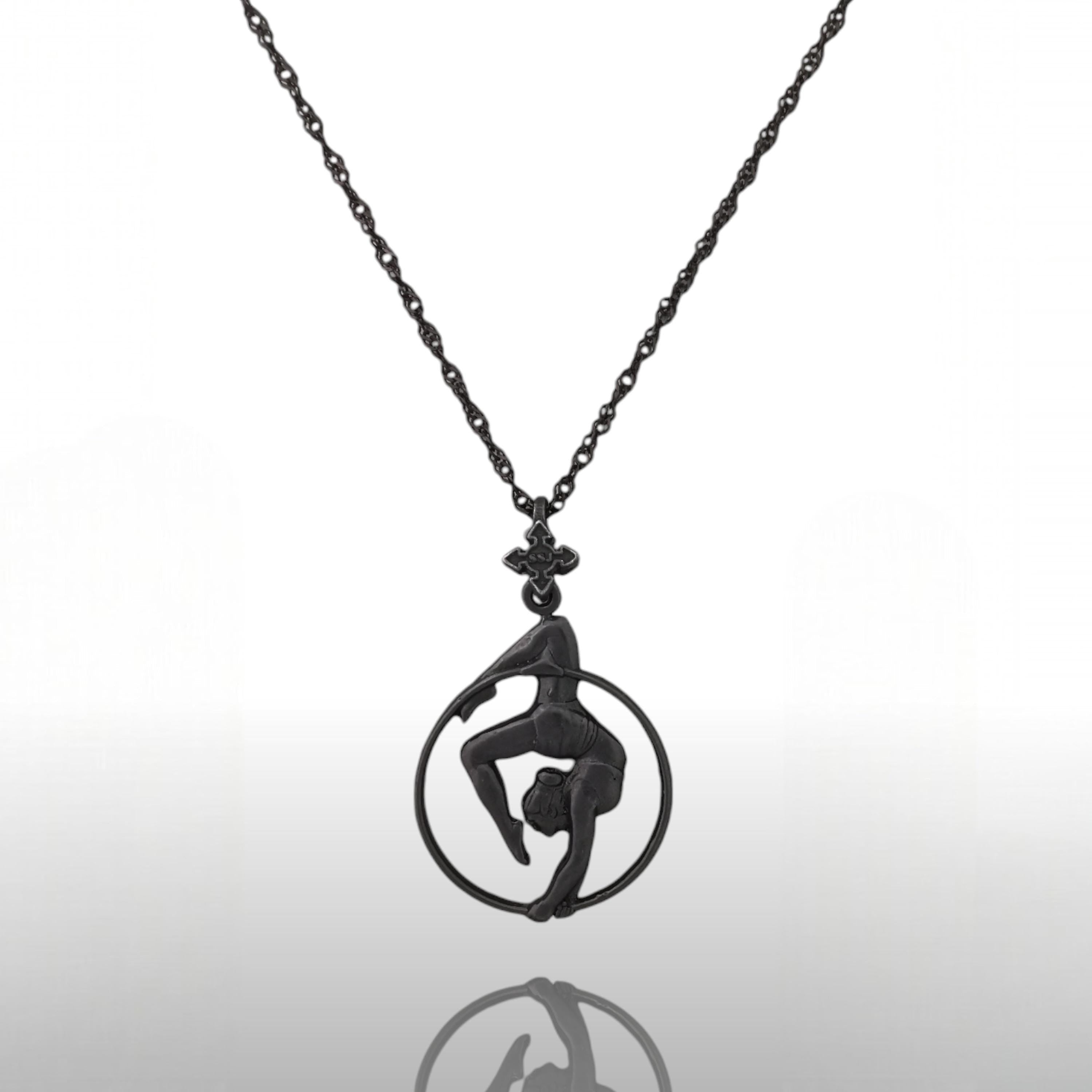 Въздушна акробатика – Женски спортен медальон от сребро 925 с оксидирано покритие – Ръчно изработено бижу талисман за гимнастички и артистки – Идеален подарък за спортист, треньор или фен – SSJ