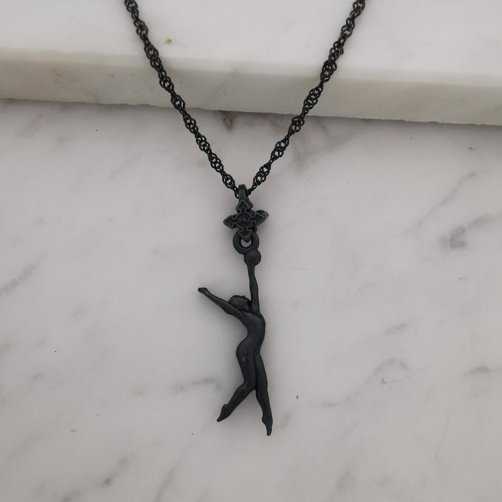 Художествена гимнастика (съчетание с топка) – Дамски спортен медальон от сребро 925 с оксидирано покритие – Ръчно изработено спортно бижу – Идеален подарък за жена, фенка на художествената гимнастика – SSJ