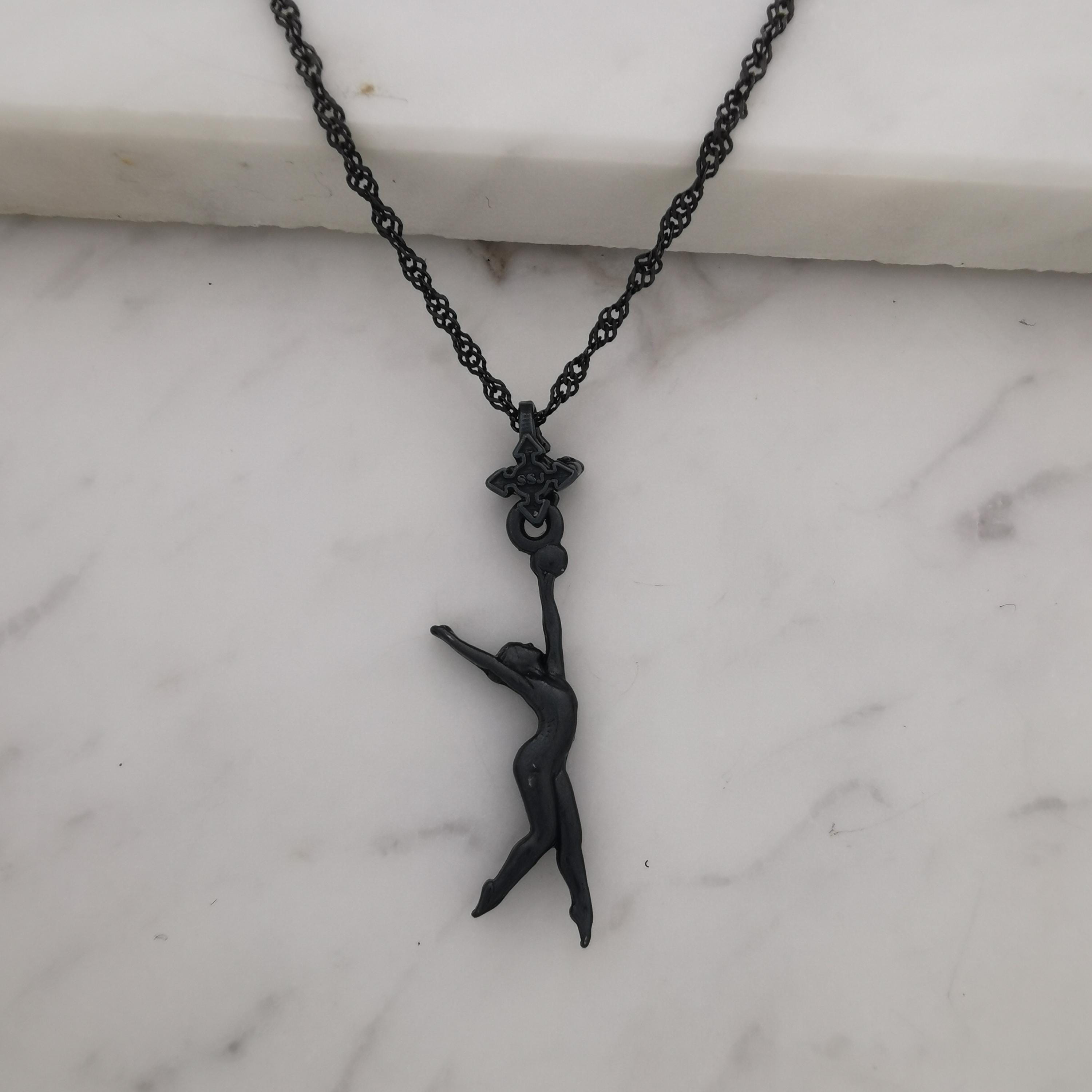 Художествена гимнастика (съчетание с топка) – Дамски спортен медальон от сребро 925 с оксидирано покритие – Ръчно изработено спортно бижу – Идеален подарък за жена, фенка на художествената гимнастика – SSJ