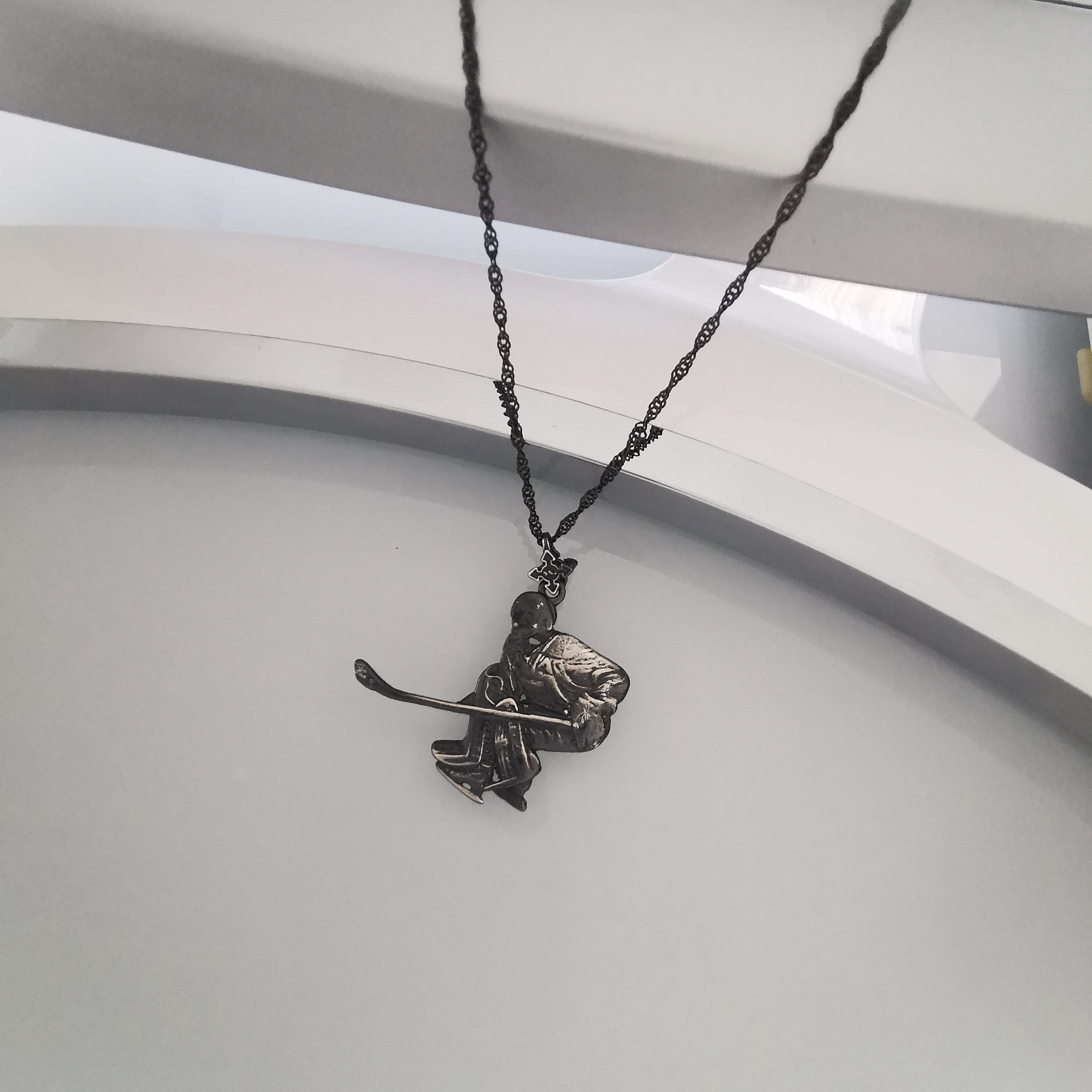 Хокеист (вратар) – Мъжки спортен медальон от сребро 925 с винтидж покритие – Ръчно изработено спортно бижу – Идеален подарък за мъж, фен на хокея – SSJ