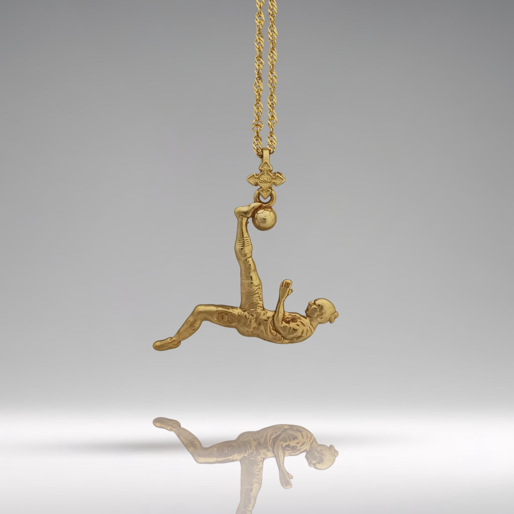 Футболист (задна ножица) – Мъжки спортен медальон от сребро 925 с позлатено покритие – Ръчно изработено спортно бижу – Идеален подарък за мъж, фен на футбола – SSJ