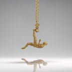 Футболист (задна ножица) – Мъжки спортен медальон от сребро 925 с позлатено покритие – Ръчно изработено спортно бижу – Идеален подарък за мъж, фен на футбола – SSJ