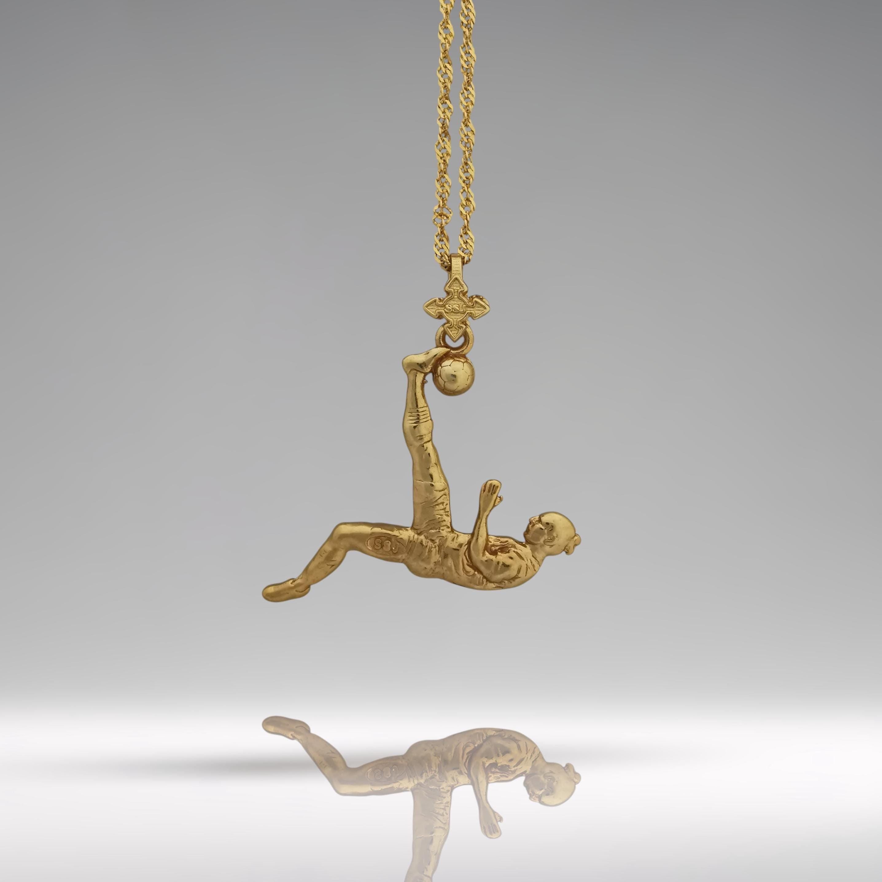 Футболист (задна ножица) – Мъжки спортен медальон от сребро 925 с позлатено покритие – Ръчно изработено спортно бижу – Идеален подарък за мъж, фен на футбола – SSJ