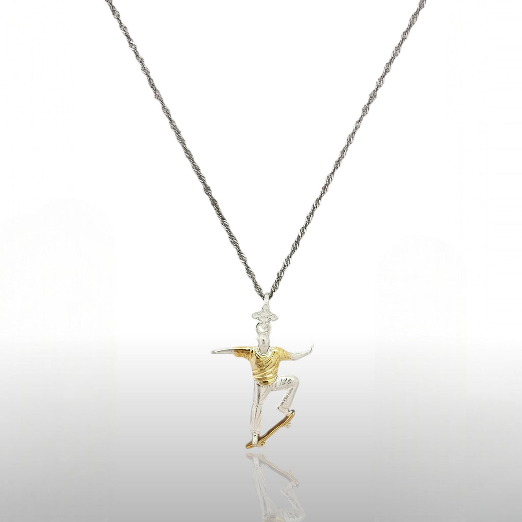 Скейтбордист – Мъжки спортен медальон от сребро 925 с частично позлатено покритие – Ръчно изработено спортно бижу – Идеален подарък за мъж, фен на скейтборда – SSJ