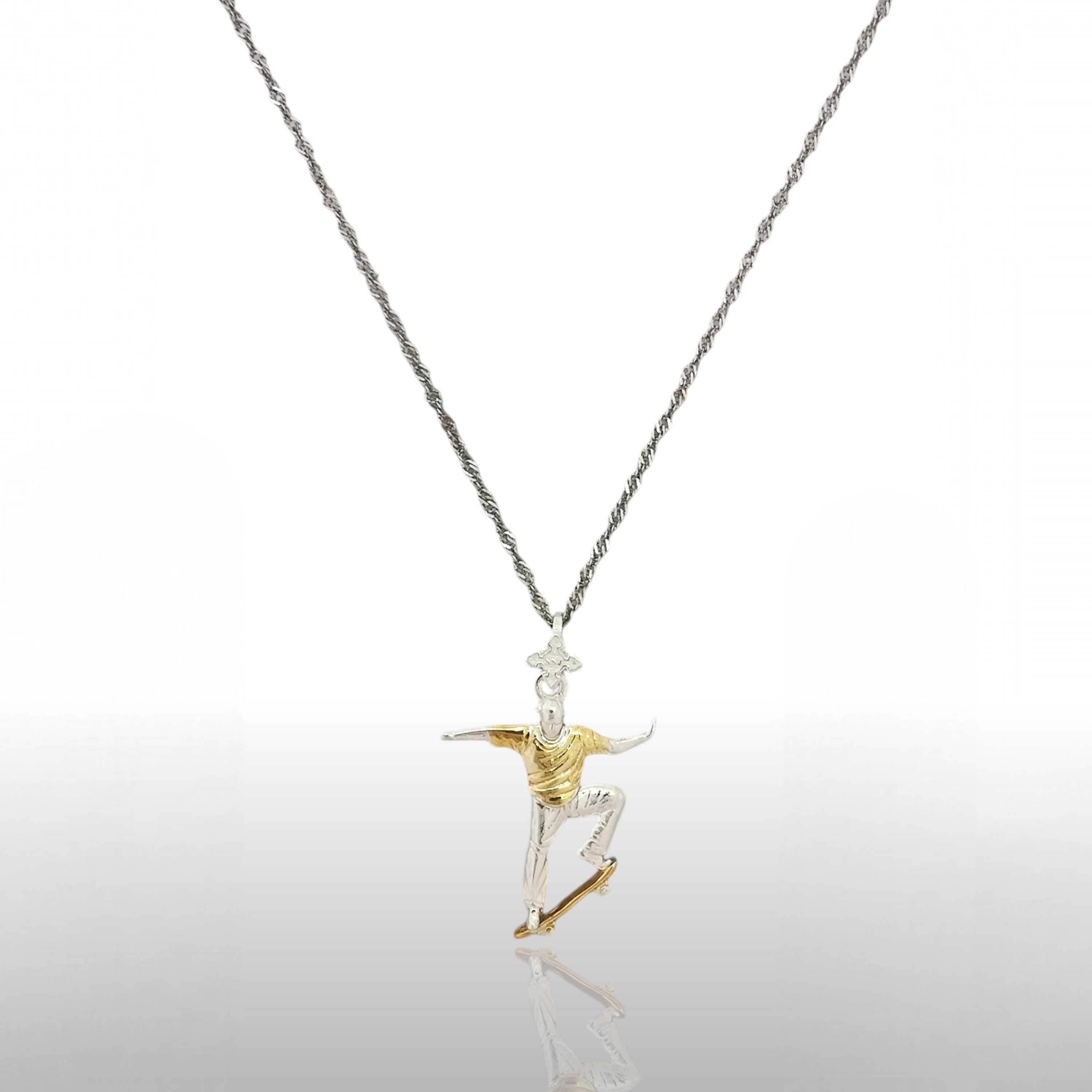 Скейтбордист – Мъжки спортен медальон от сребро 925 с частично позлатено покритие – Ръчно изработено спортно бижу – Идеален подарък за мъж, фен на скейтборда – SSJ