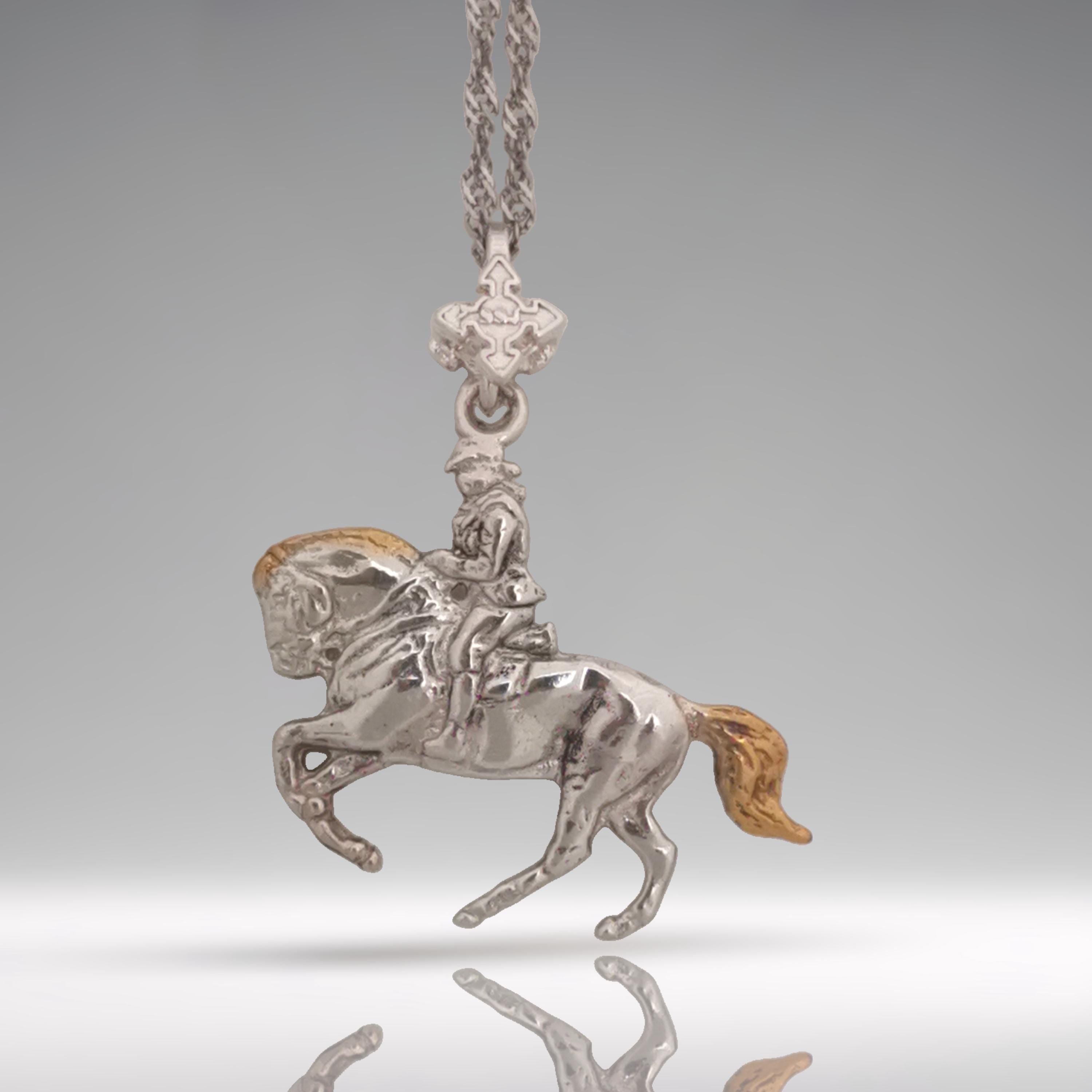 Конен спорт – Мъжки медальон „Ездач“ (обездка) – Частично позлатено покритие – Сребро 925 – Ръчно изработено бижу/талисман – Идеален подарък за мъж – SSJ