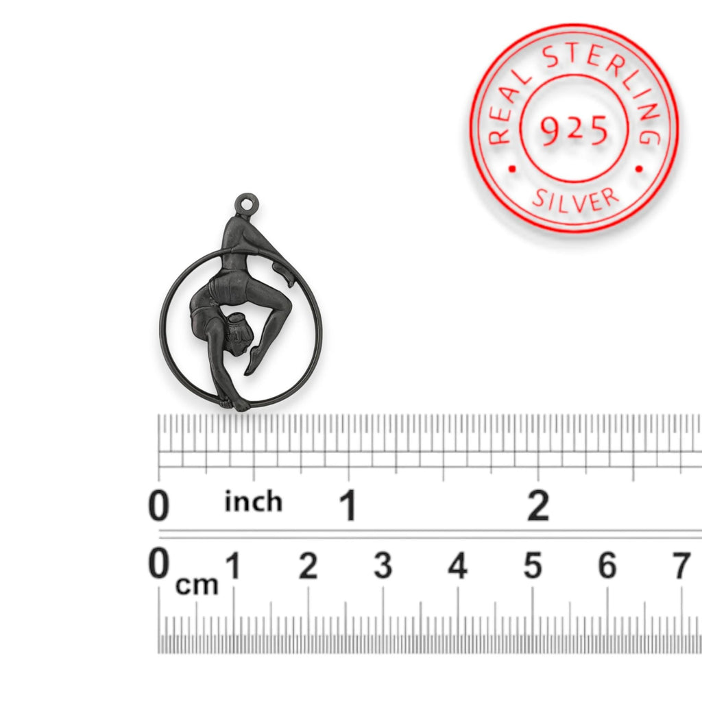 Въздушна акробатика – Женски спортен медальон от сребро 925 с оксидирано покритие – Ръчно изработено бижу талисман за гимнастички и артистки – Идеален подарък за спортист, треньор или фен – SSJ