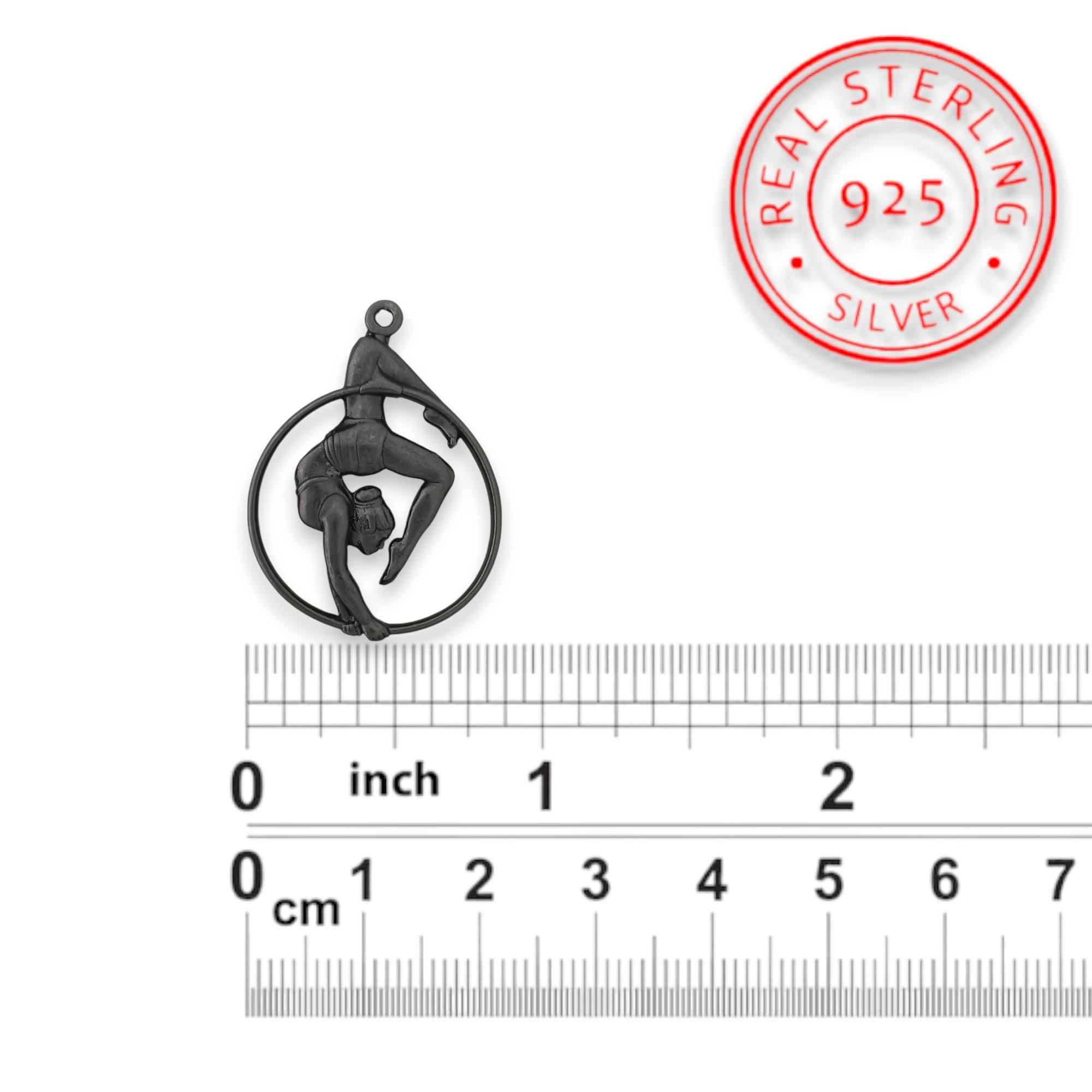 Въздушна акробатика – Женски спортен медальон от сребро 925 с оксидирано покритие – Ръчно изработено бижу талисман за гимнастички и артистки – Идеален подарък за спортист, треньор или фен – SSJ