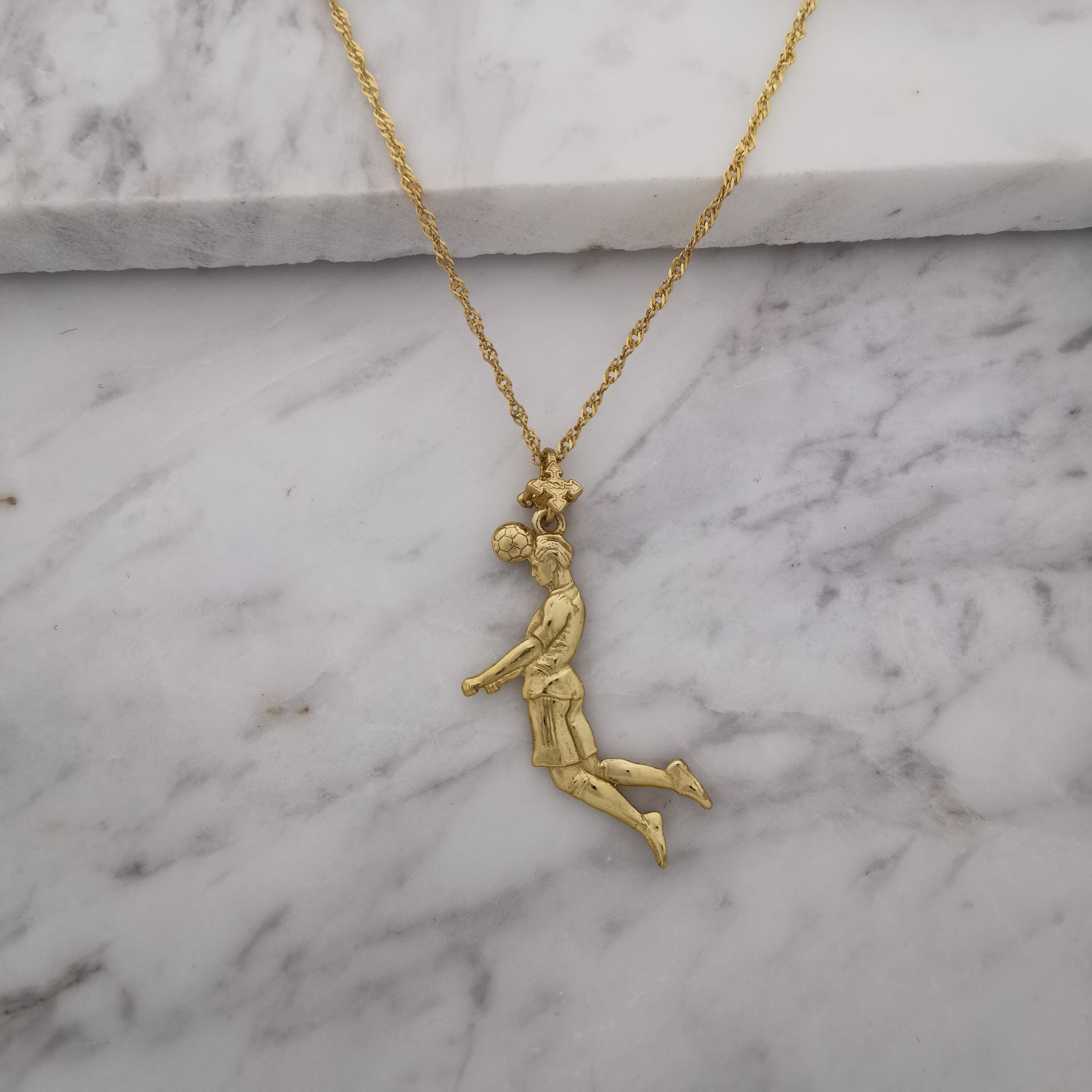 Футболист (удар с глава) – Мъжки спортен медальон от сребро 925 с позлатено покритие – Ръчно изработено спортно бижу – Идеален подарък за мъж, фен на футбола – SSJ