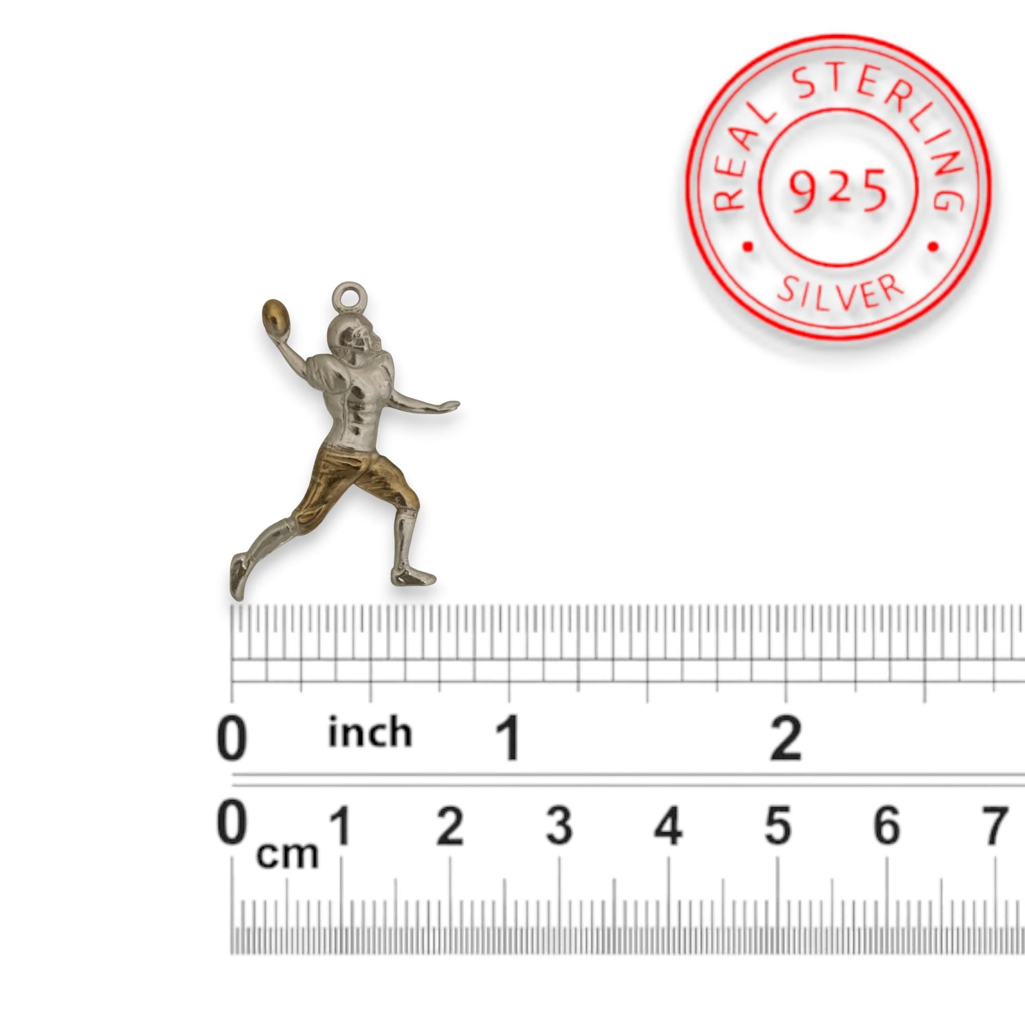 Американски футбол – Мъжки спортен медальон от сребро 925 с частично позлатено покритие – Ръчно изработено бижу талисман за спортисти и фенове – Идеален подарък за играч, треньор или почитател – SSJ