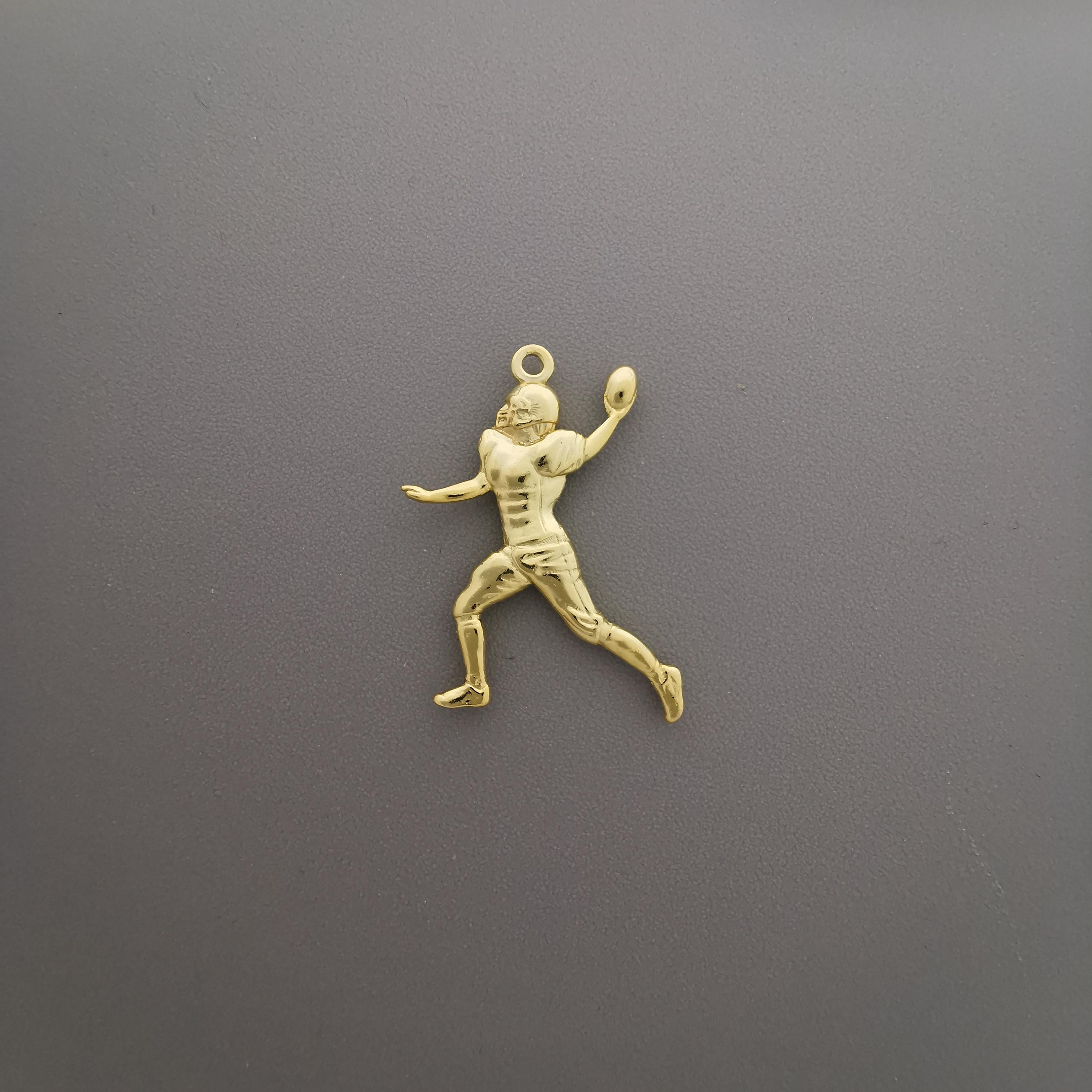 Американски футбол – Мъжки спортен медальон от сребро 925 с позлатено покритие – Ръчно изработено бижу талисман за спортисти и фенове – Идеален подарък за играч, треньор или почитател – SSJ