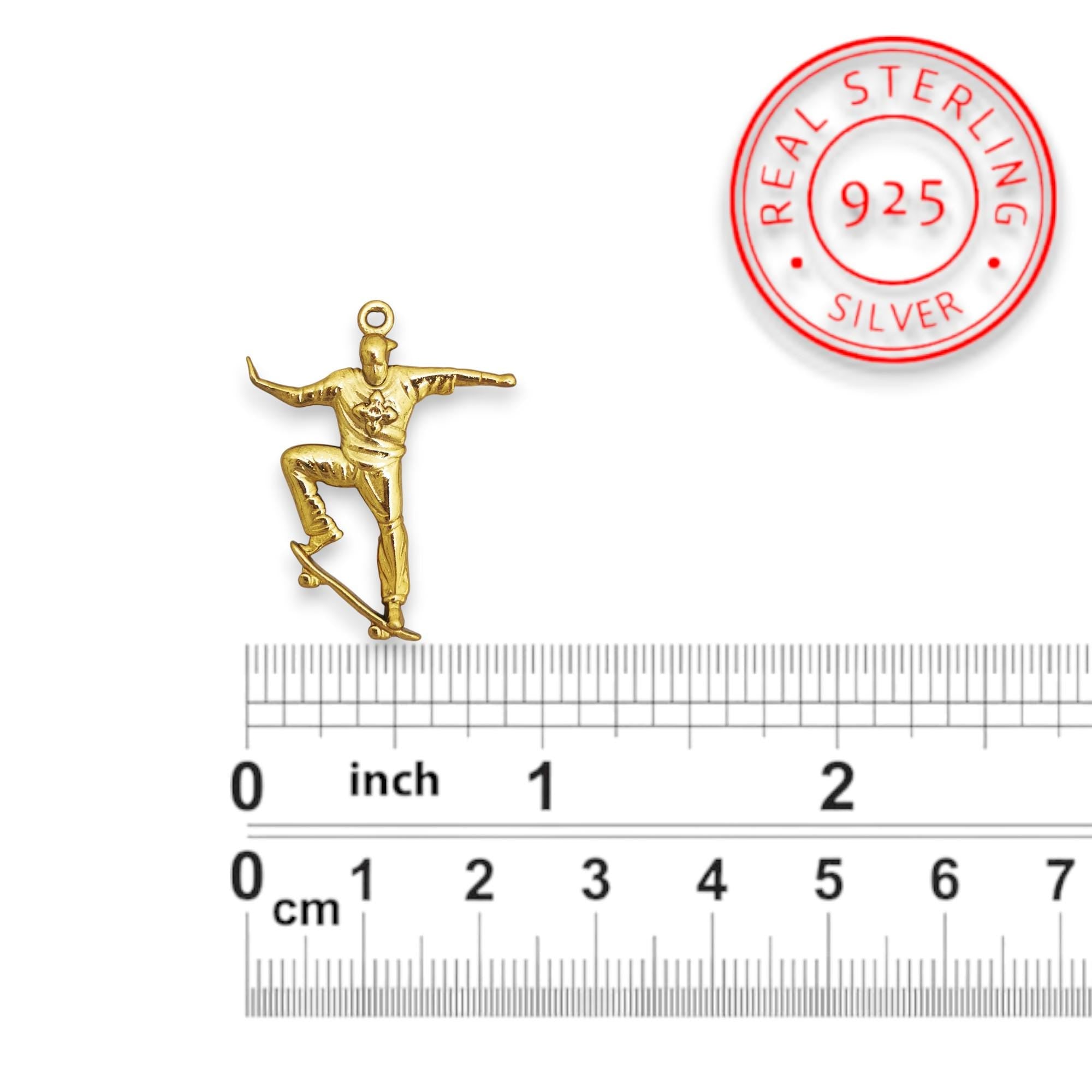 Скейтбордист – Мъжки спортен медальон от сребро 925 с позлатено покритие – Ръчно изработено спортно бижу – Идеален подарък за мъж, фен на скейтборда – SSJ