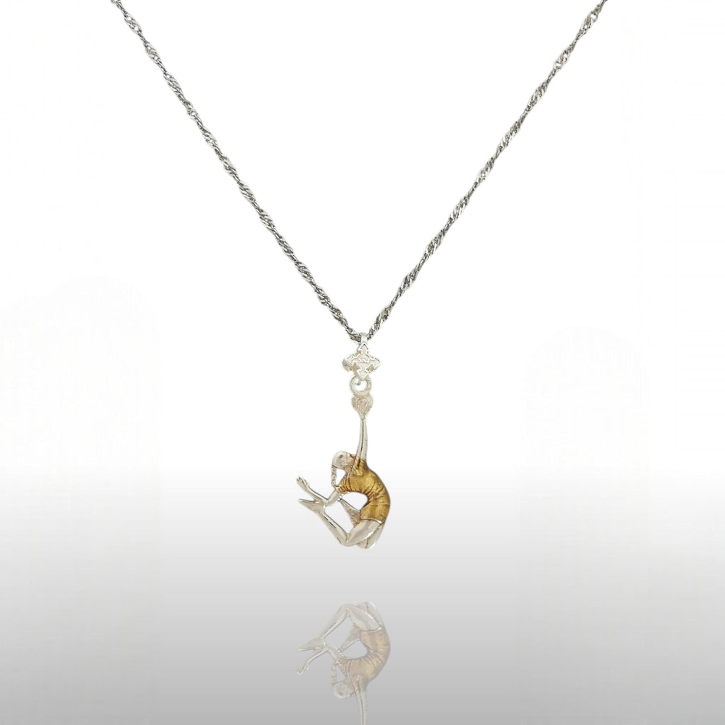 Волейболистка – Женски спортен медальон с частично позлатено покритие – Сребро 925 – Ръчно изработено бижу/талисман – SSJ