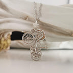 Колоездач – Мъжки спортен медальон от класическо сребро 925 – Ръчно изработено бижу за шосейно колоездене – Символ на любовта към спорта – SSJ