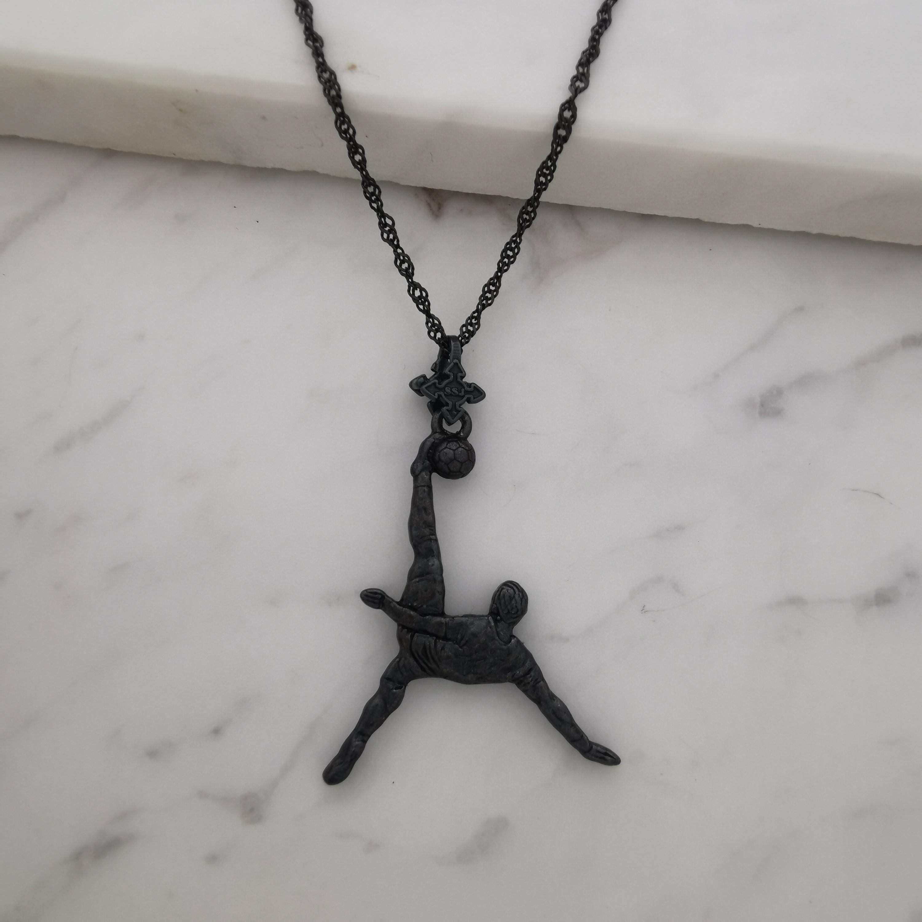 Футболист (задна ножица) – Мъжки спортен медальон от сребро 925 с оксидирано покритие – Ръчно изработено спортно бижу – Идеален подарък за мъж, фен на футбола – SSJ