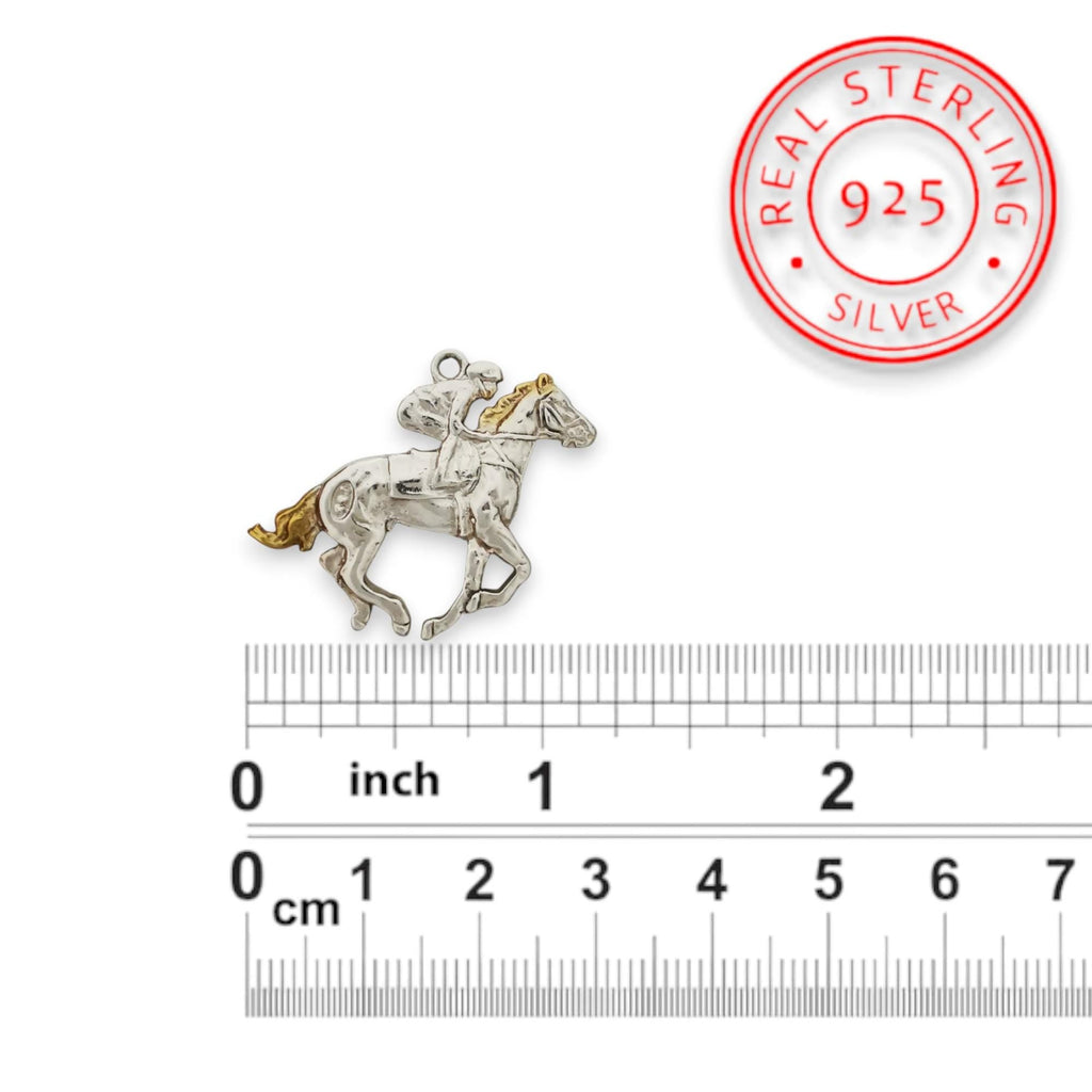 Жокей – Мъжки спортен медальон със състезателен кон – Частично позлатено покритие – Сребро 925 – Ръчно изработено бижу/талисман конен спорт – Идеален подарък – SSJ