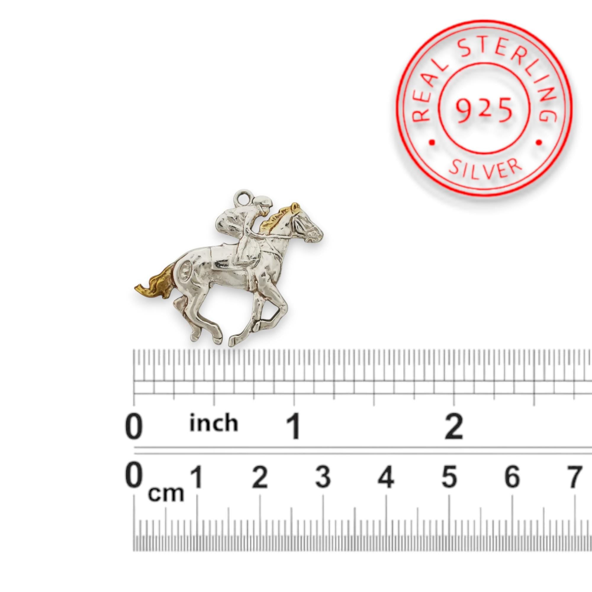 Жокей – Мъжки спортен медальон със състезателен кон – Частично позлатено покритие – Сребро 925 – Ръчно изработено бижу/талисман конен спорт – Идеален подарък – SSJ