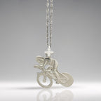 Колоездач – Велосипедист – Пистов състезател – Мъжки спортен медальон от сребро 925 – Ръчно изработено бижу за шосейно и пистово колоездене – SSJ
