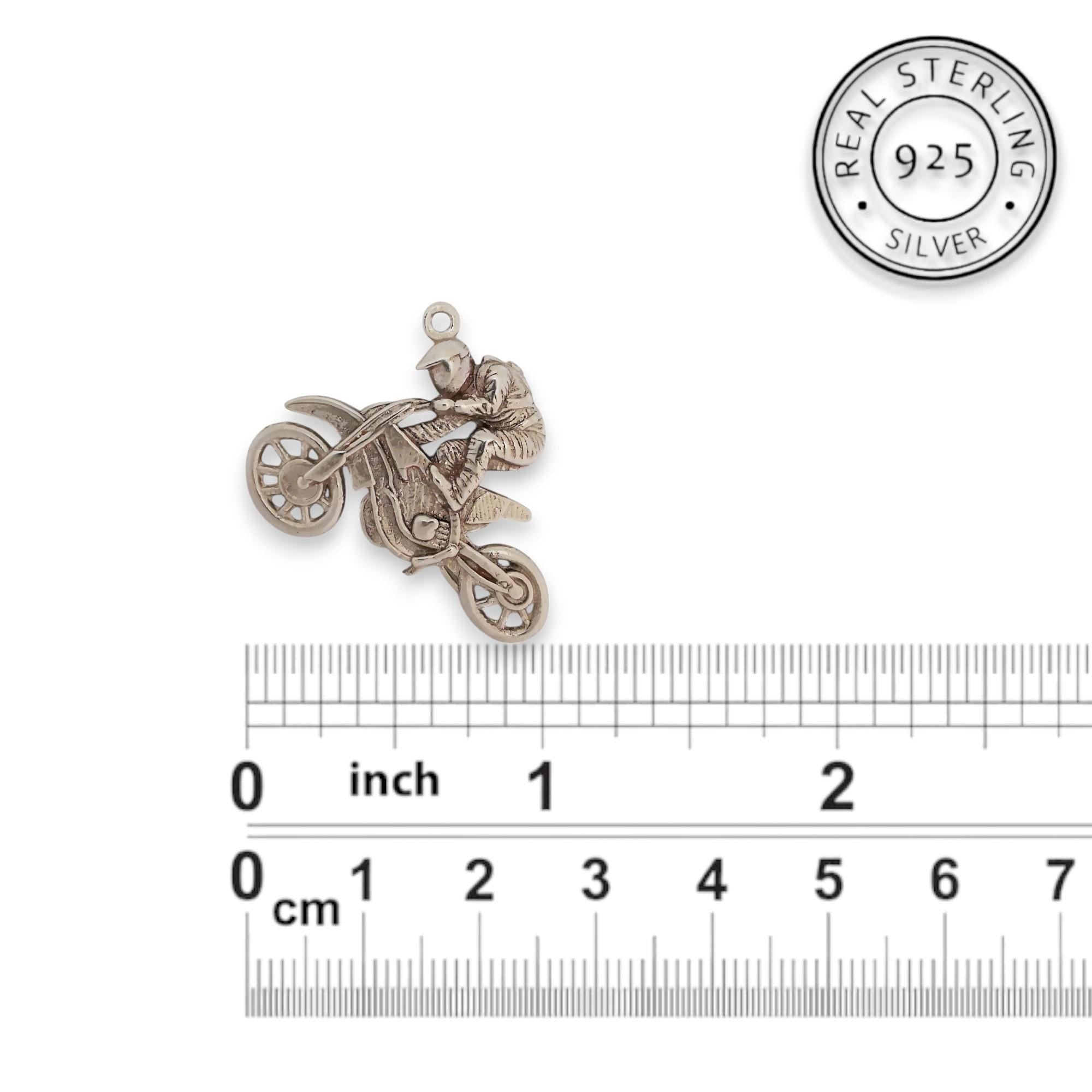 Мотокрос скок – Мъжки спортен медальон от сребро 925 в класическо сребро – Ръчно изработено спортно бижу – Идеален подарък за мъж, фен на мотокроса – SSJ