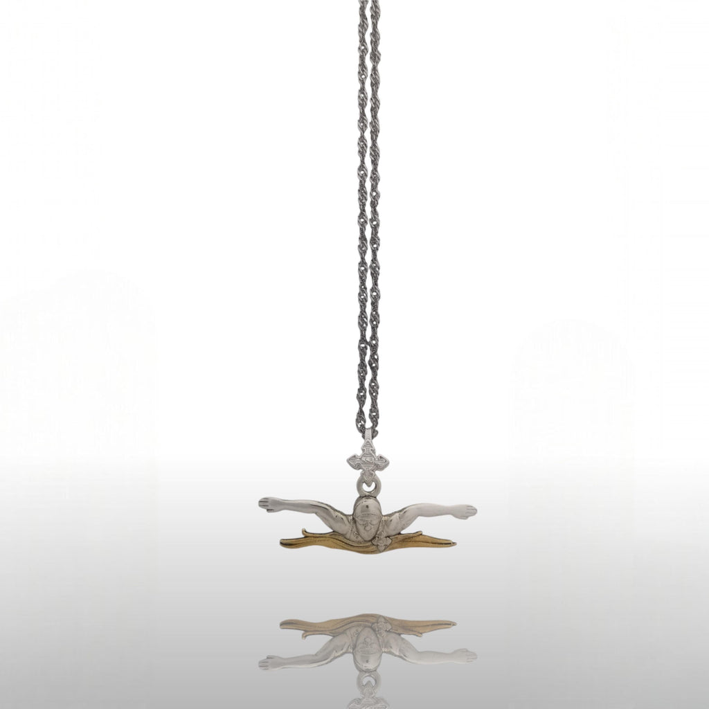 Плуване (Бътерфлай) – Мъжки спортен медальон от сребро 925 с частично позлатено покритие – Ръчно изработено спортно бижу – Идеален подарък за мъж, фен на плуването – SSJ