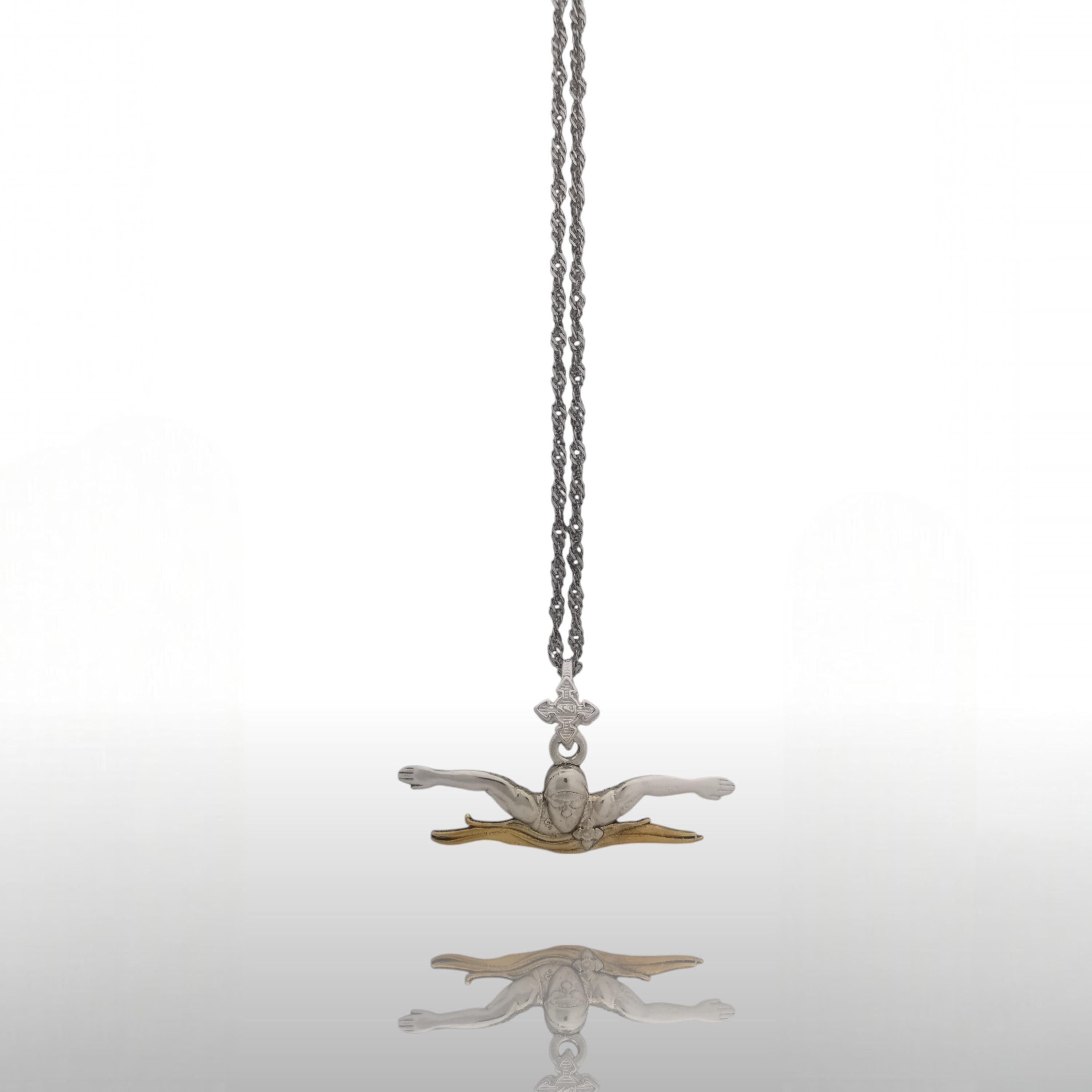 Плуване (Бътерфлай) – Мъжки спортен медальон от сребро 925 с частично позлатено покритие – Ръчно изработено спортно бижу – Идеален подарък за мъж, фен на плуването – SSJ