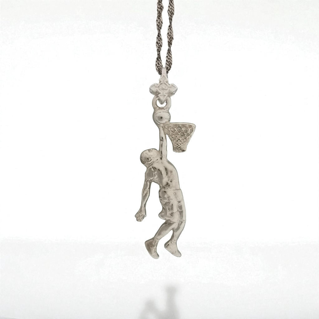 Баскетбол – Мъжки спортен медальон от сребро 925 с класическо полирано покритие – Ръчно изработено бижу талисман за баскетболисти и фенове – Идеален подарък за спортист или треньор – SSJ