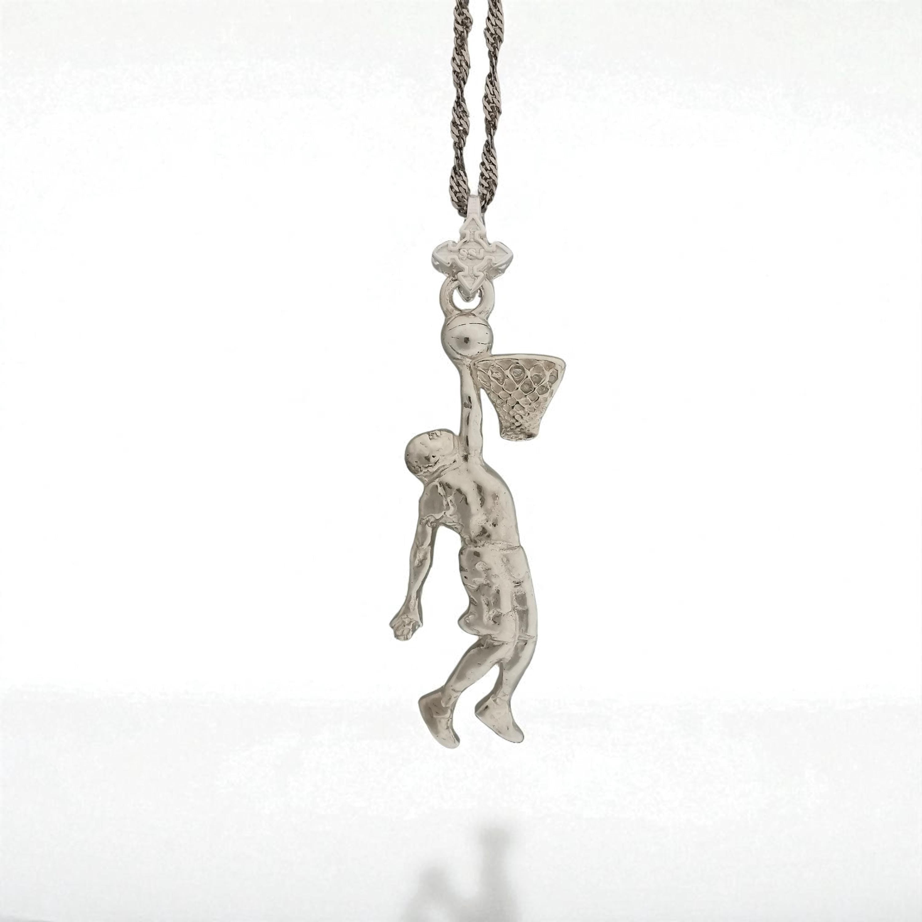 Баскетбол – Мъжки спортен медальон от сребро 925 с класическо полирано покритие – Ръчно изработено бижу талисман за баскетболисти и фенове – Идеален подарък за спортист или треньор – SSJ