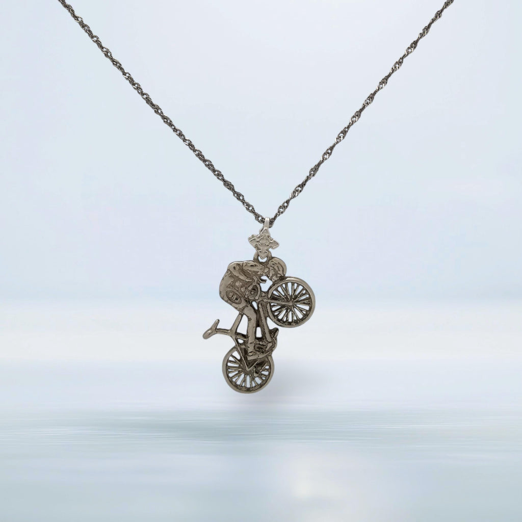 Колоездач – Мъжки спортен медальон от класическо сребро 925 – Ръчно изработено бижу за шосейно колоездене – Символ на любовта към спорта – SSJ