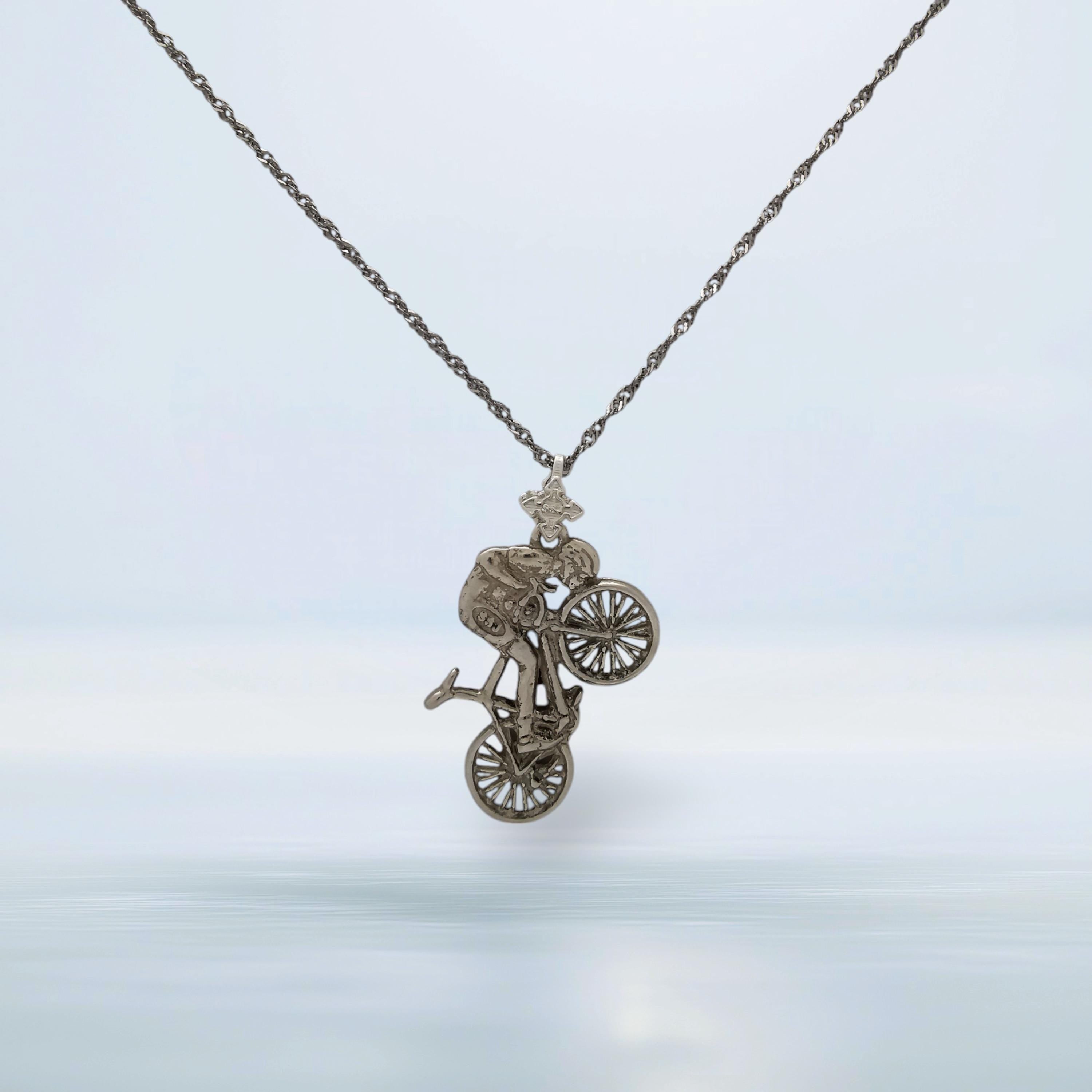 Колоездач – Мъжки спортен медальон от класическо сребро 925 – Ръчно изработено бижу за шосейно колоездене – Символ на любовта към спорта – SSJ