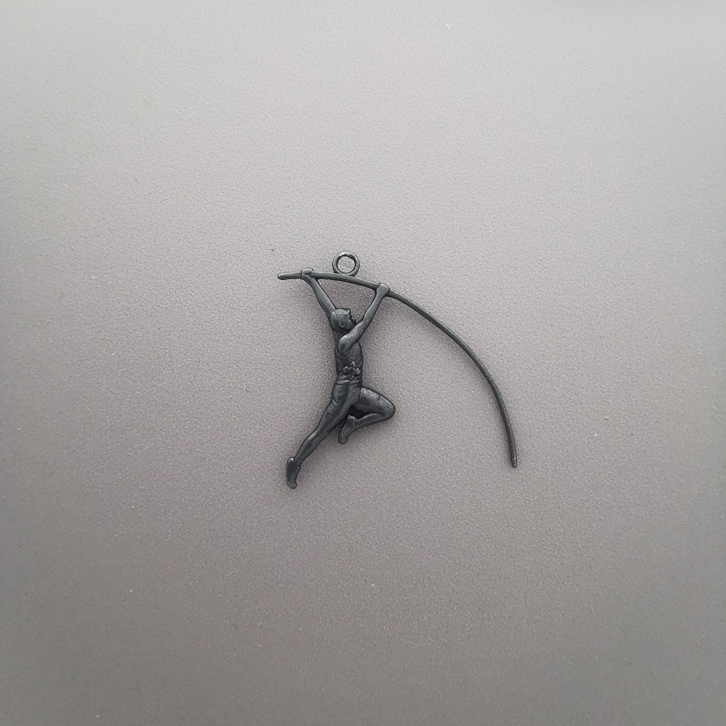 Овчарски скок – Мъжки спортен медальон от сребро 925 с оксидирано покритие – Ръчно изработено спортно бижу – Идеален подарък за мъж, фен на леката атлетика – SSJ