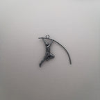 Овчарски скок – Мъжки спортен медальон от сребро 925 с оксидирано покритие – Ръчно изработено спортно бижу – Идеален подарък за мъж, фен на леката атлетика – SSJ