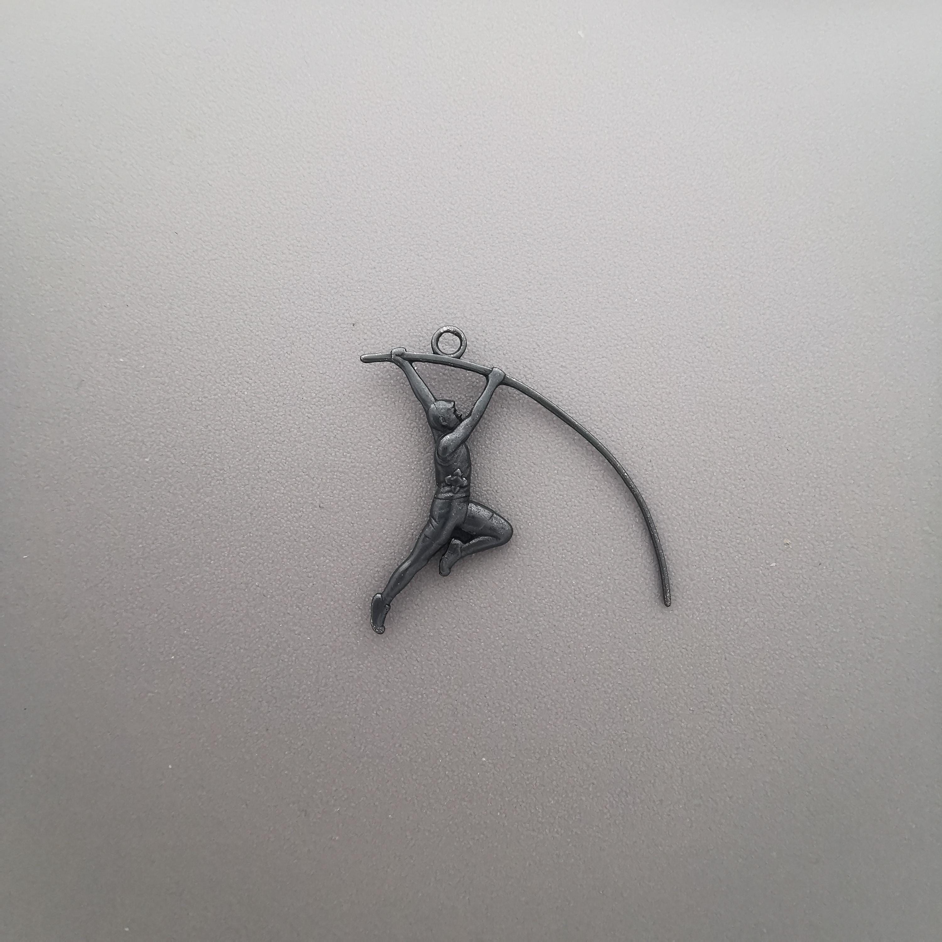 Овчарски скок – Мъжки спортен медальон от сребро 925 с оксидирано покритие – Ръчно изработено спортно бижу – Идеален подарък за мъж, фен на леката атлетика – SSJ