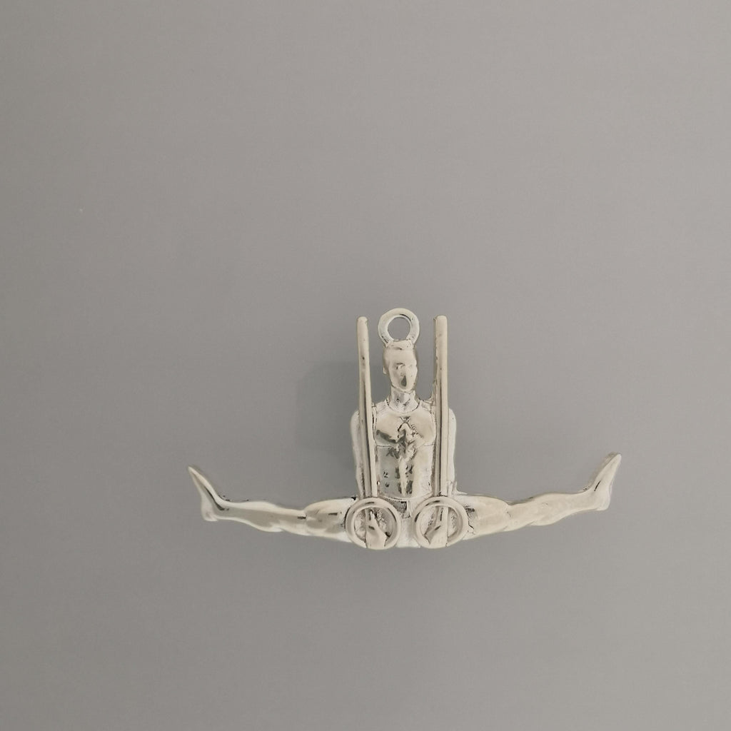 Гимнастик на халки – Мъжки спортен медальон от сребро 925 с класическо полирано покритие – Ръчно изработено бижу талисман за гимнастици и спортисти – Идеален подарък за спортист, треньор или фен – SSJ