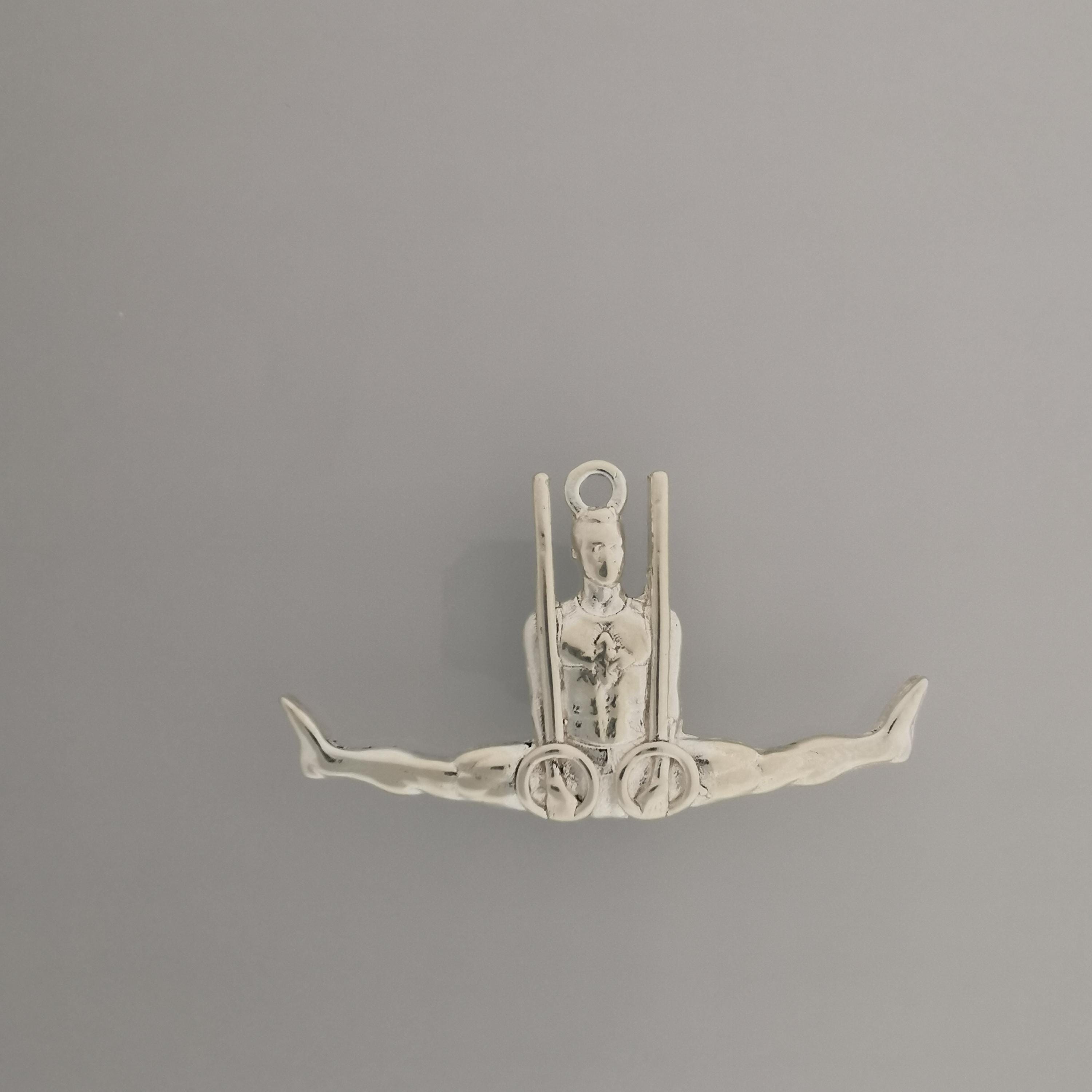 Гимнастик на халки – Мъжки спортен медальон от сребро 925 с класическо полирано покритие – Ръчно изработено бижу талисман за гимнастици и спортисти – Идеален подарък за спортист, треньор или фен – SSJ