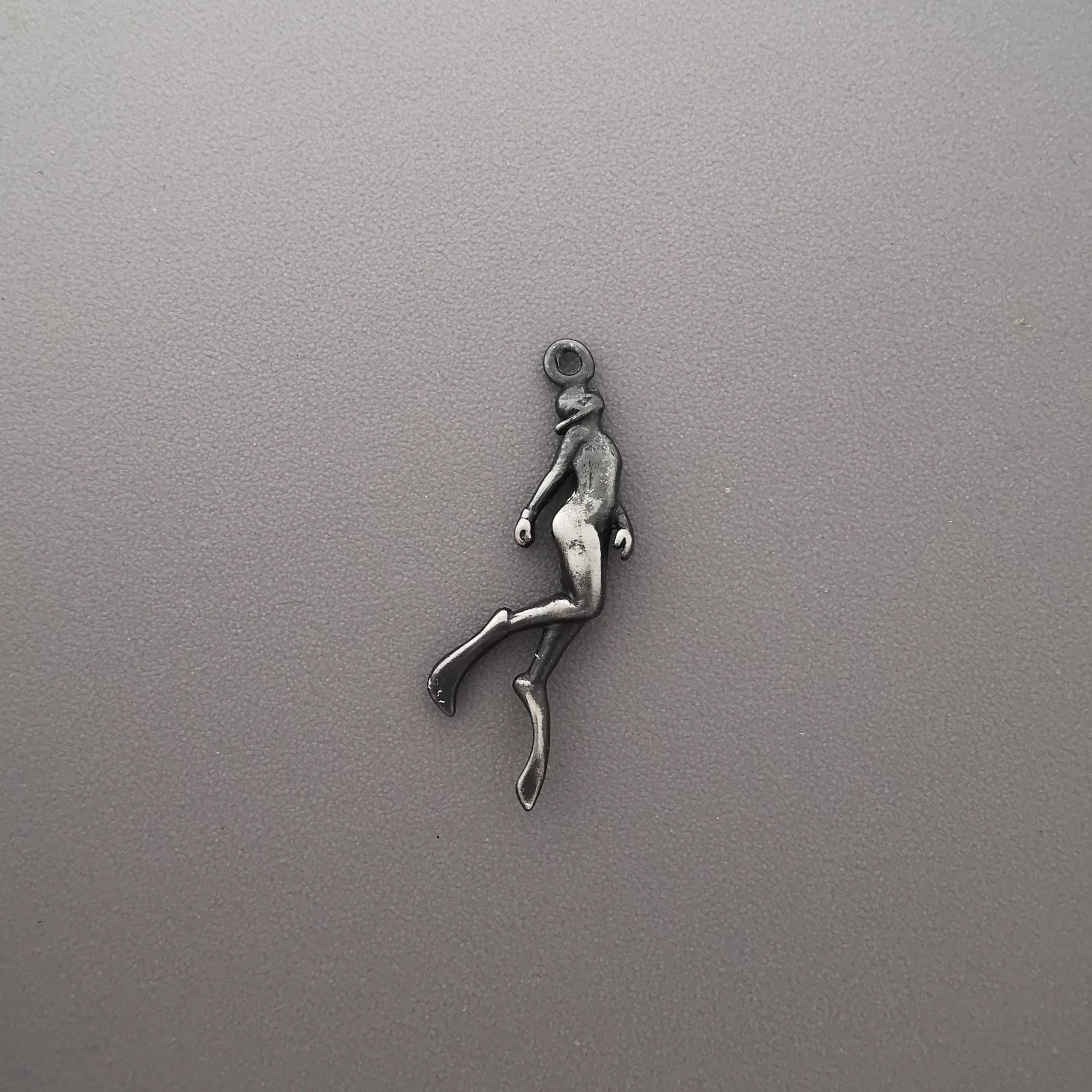 Гмуркач – Дамски медальон Водолаз от сребро 925 с винтидж покритие – Ръчно изработено бижу Дайвинг за любителки на морето и подводните спортове – SSJ