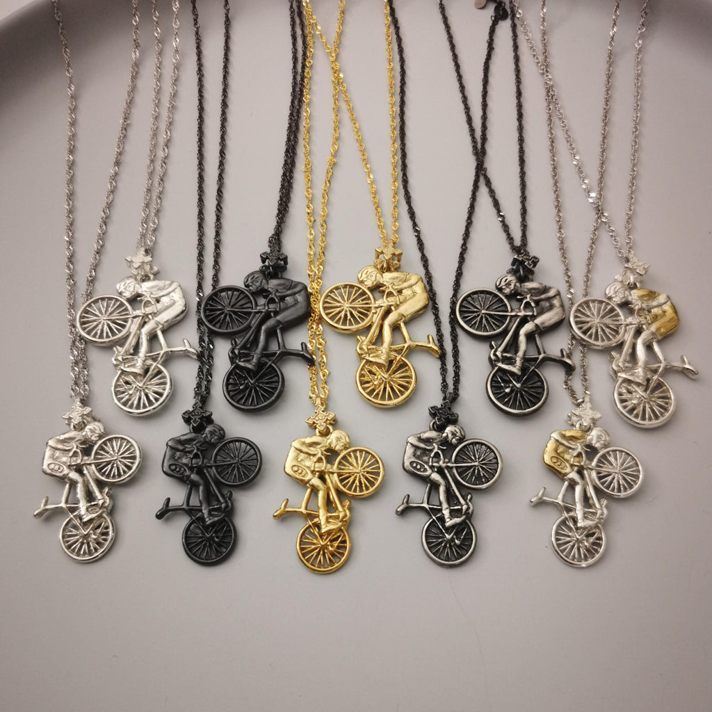 Колоездач – Мъжки спортен медальон от сребро 925 с частично позлатено покритие – Ръчно изработено бижу за шосейно колоездене – Символ на любов и страст към спорта – SSJ