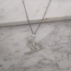 Скиор – Унисекс спортен медальон от класическо сребро 925 – Ръчно изработено спортно бижу – Идеален подарък за фен на зимните спортове – SSJ