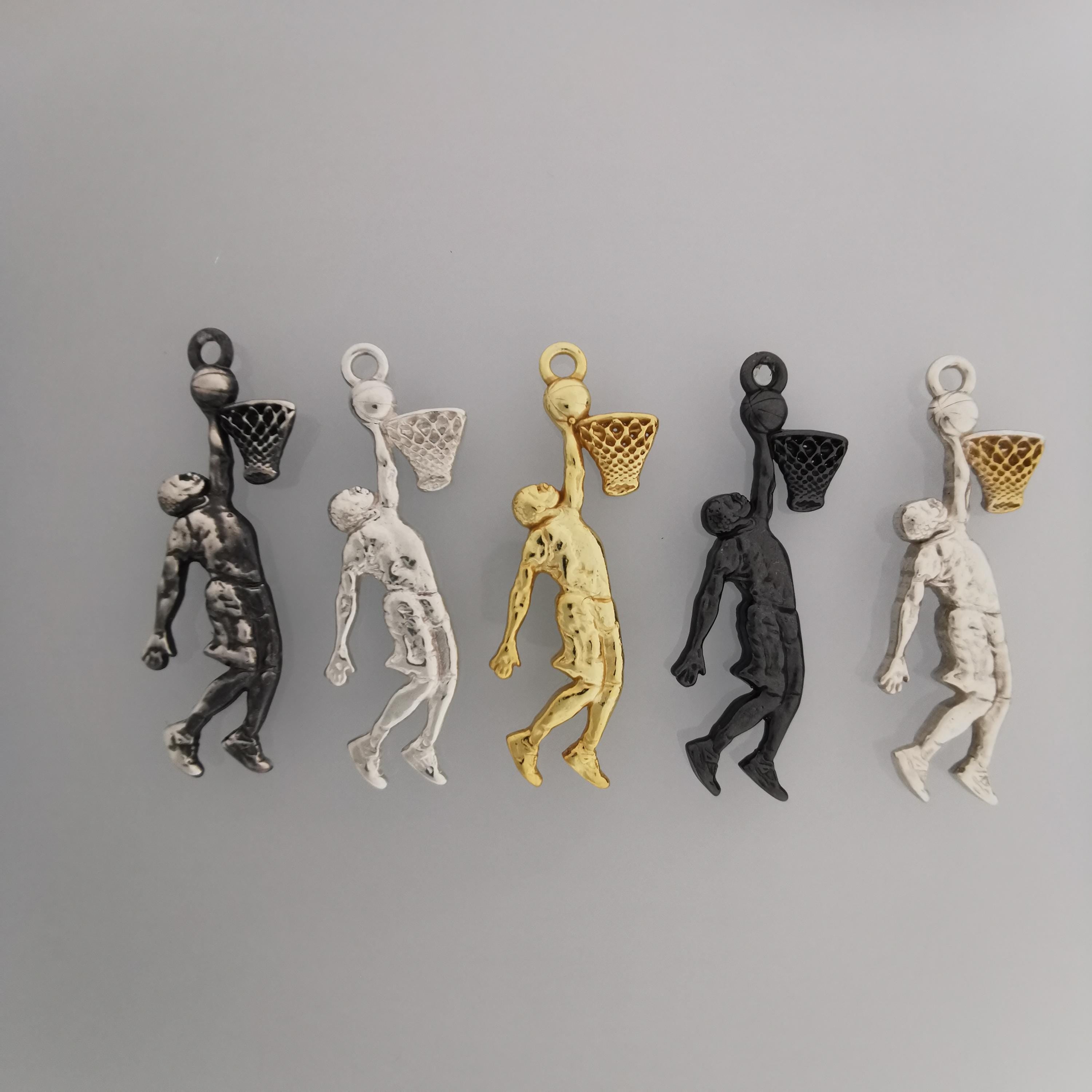 Баскетбол – Мъжки спортен медальон от сребро 925 с частично позлатено покритие – Ръчно изработено бижу талисман за баскетболисти и фенове – Идеален подарък за спортист или треньор – SSJ