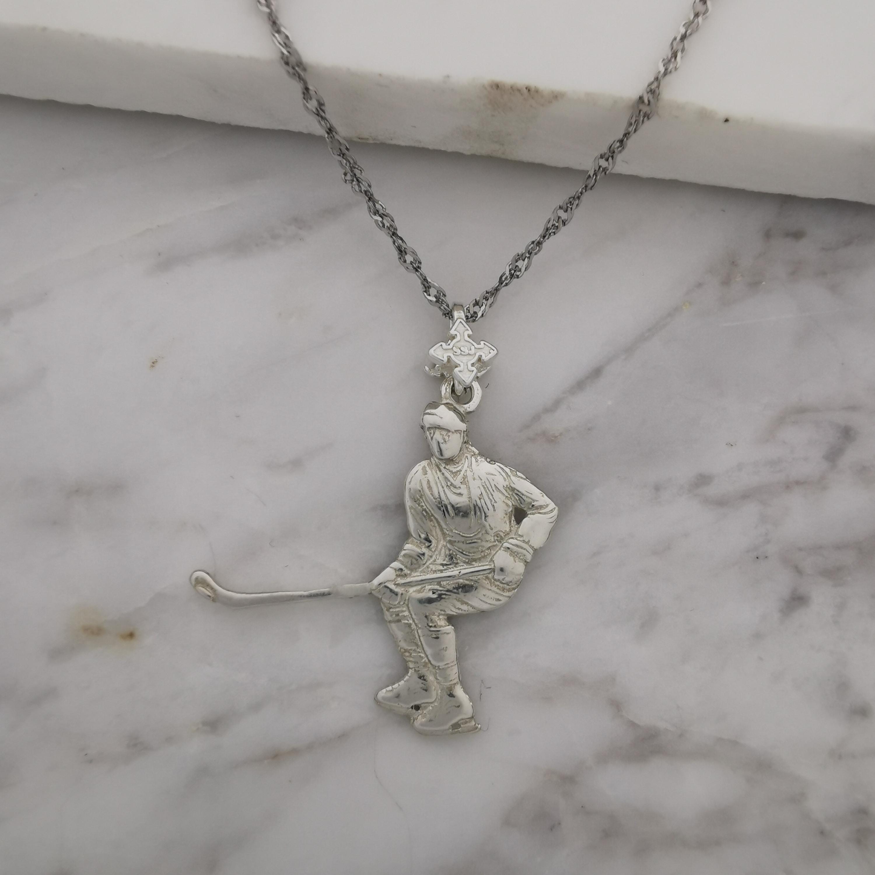 Хокеист – Мъжки спортен медальон от сребро 925 с класическо покритие – Ръчно изработено спортно бижу – Идеален подарък за мъж, фен на хокея – SSJ