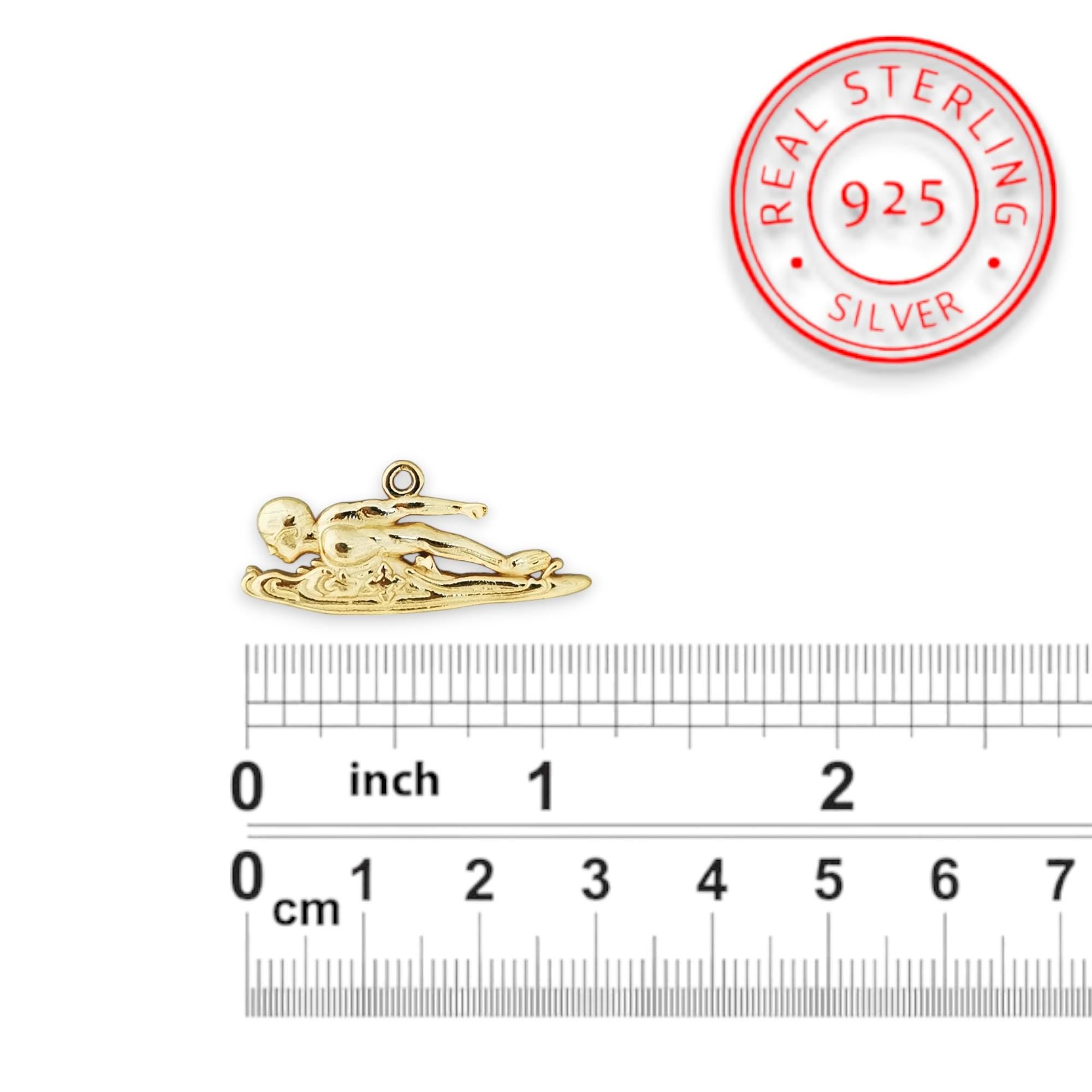 Плувец (бътерфлай) – Мъжки спортен медальон от сребро 925 с позлатено покритие – Ръчно изработено спортно бижу – Идеален подарък за мъж, фен на плуването – SSJ