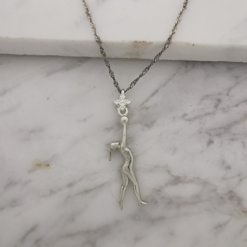 Художествена гимнастика (съчетание с топка) – Дамски спортен медальон от сребро 925 в класическо сребро – Ръчно изработено спортно бижу – Идеален подарък за жена, фенка на художествената гимнастика – SSJ