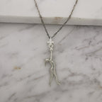 Художествена гимнастика (съчетание с топка) – Дамски спортен медальон от сребро 925 в класическо сребро – Ръчно изработено спортно бижу – Идеален подарък за жена, фенка на художествената гимнастика – SSJ