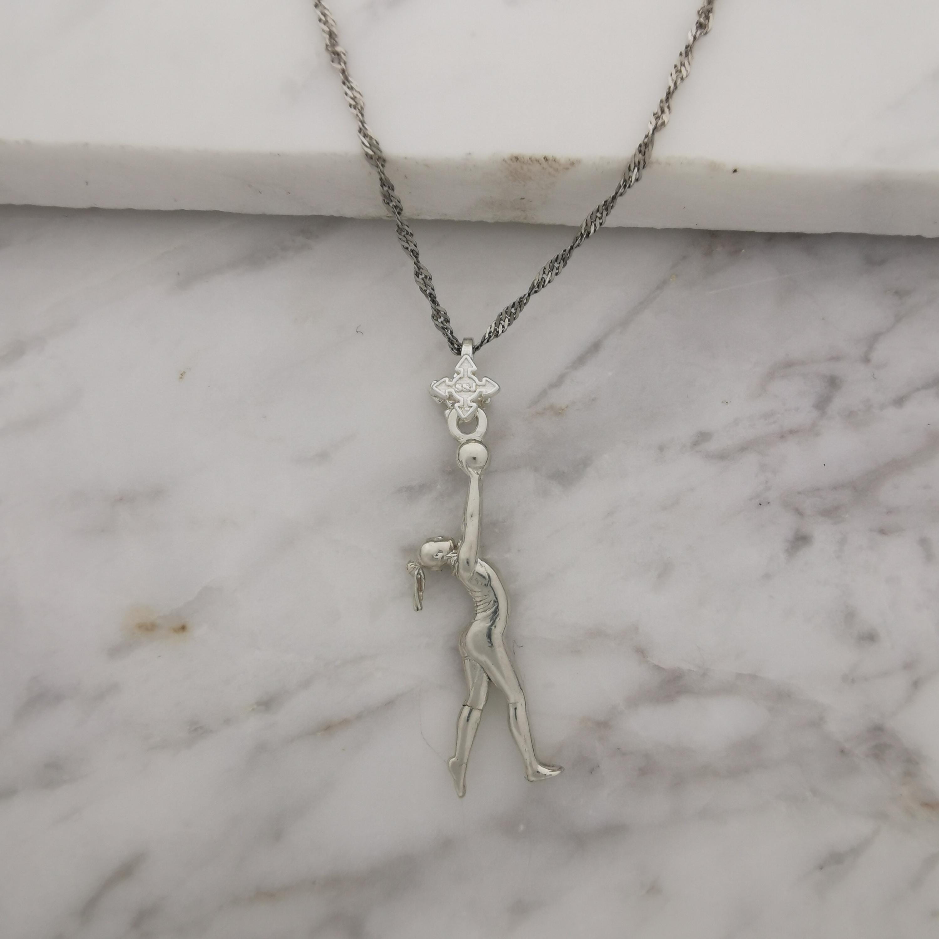 Художествена гимнастика (съчетание с топка) – Дамски спортен медальон от сребро 925 в класическо сребро – Ръчно изработено спортно бижу – Идеален подарък за жена, фенка на художествената гимнастика – SSJ