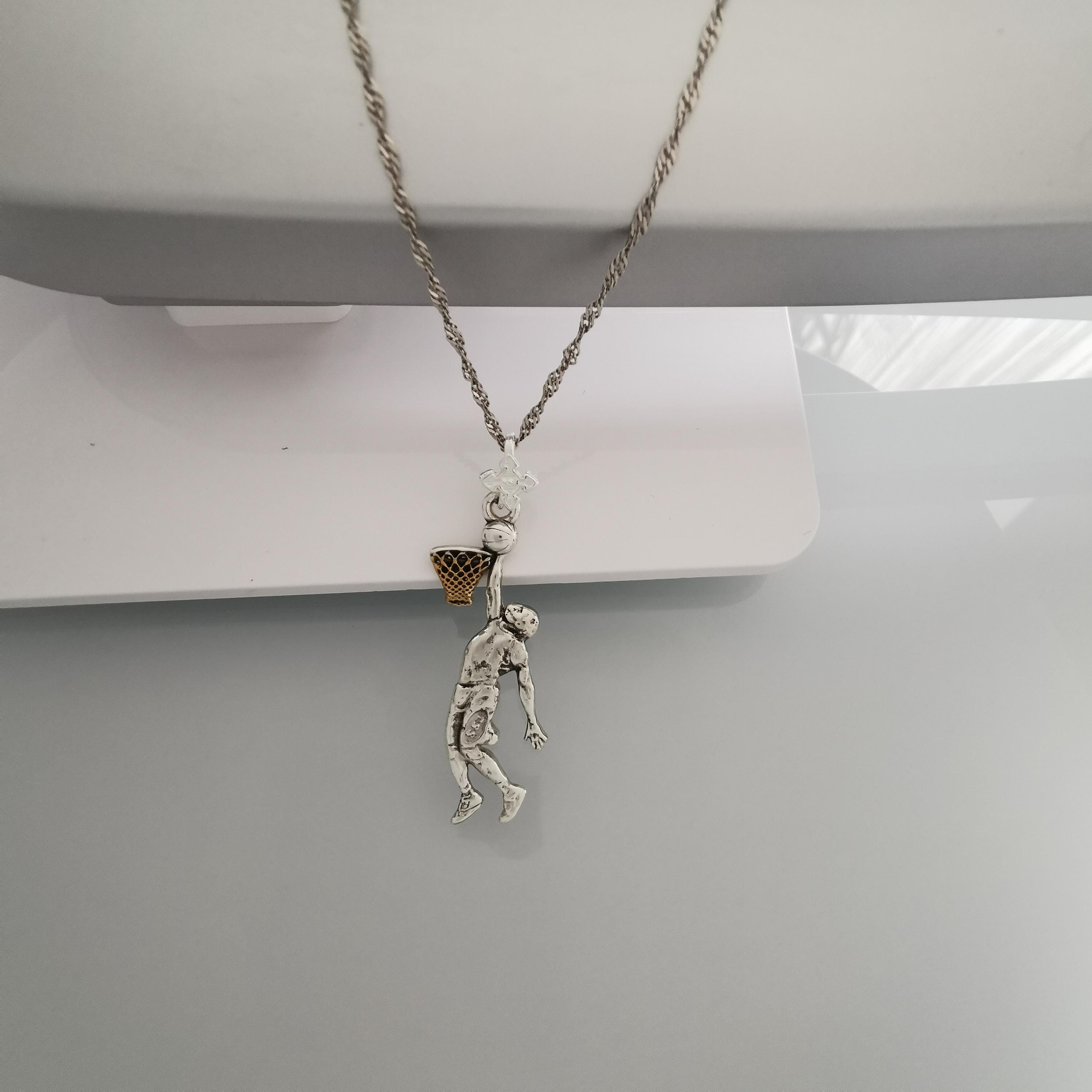 Баскетбол – Мъжки спортен медальон от сребро 925 с частично позлатено покритие – Ръчно изработено бижу талисман за баскетболисти и фенове – Идеален подарък за спортист или треньор – SSJ