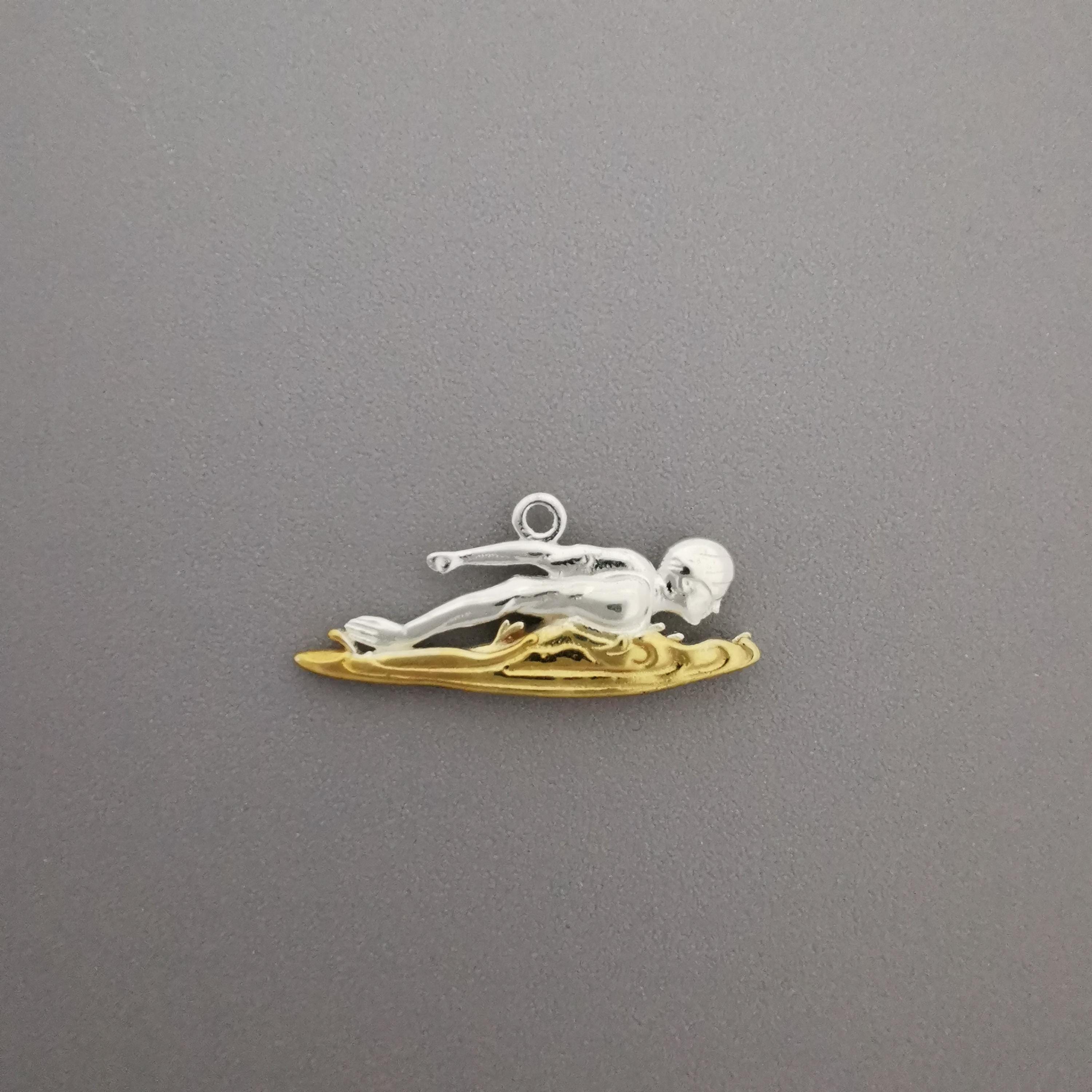 Плувец (бътерфлай) – Мъжки спортен медальон от сребро 925 с частично позлатено покритие – Ръчно изработено спортно бижу – Идеален подарък за мъж, фен на плуването – SSJ