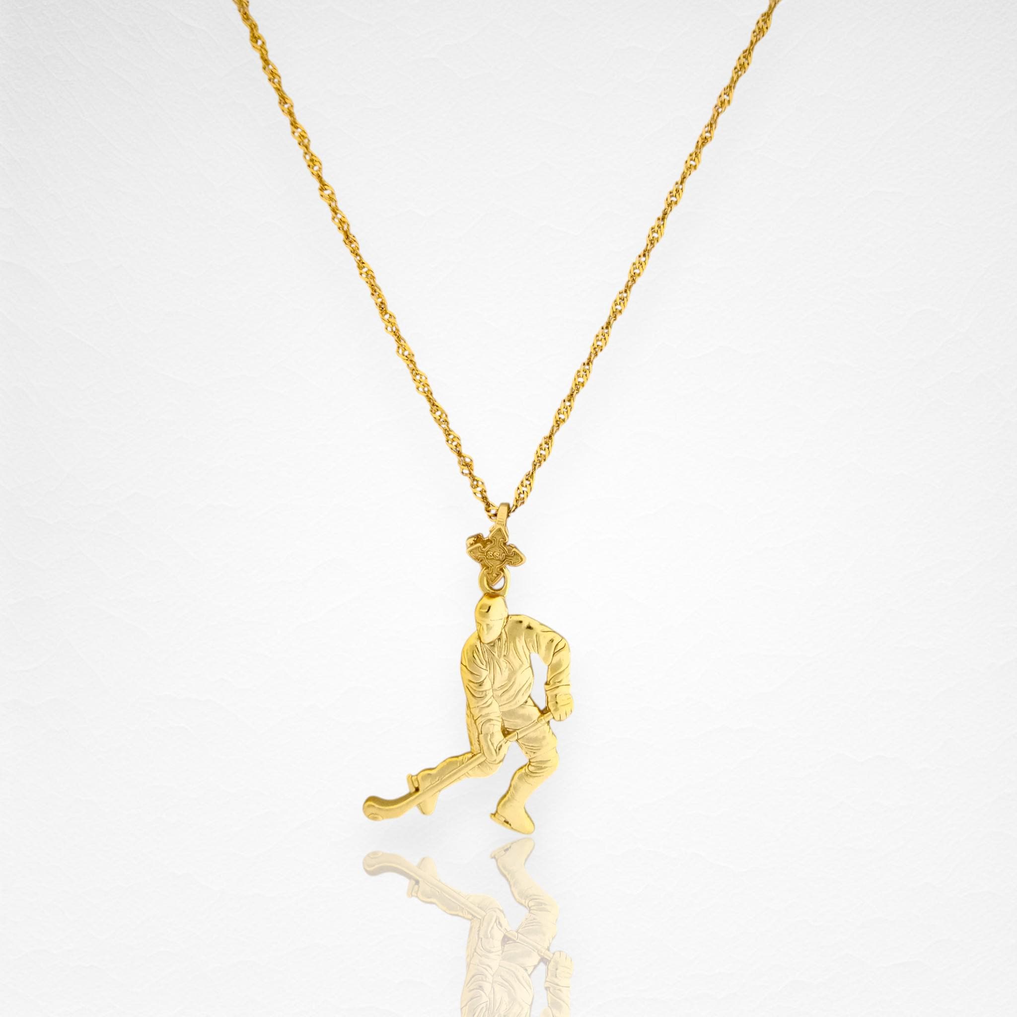 Хокеист (водене на шайба) – Мъжки спортен медальон от сребро 925 с позлатено покритие – Ръчно изработено спортно бижу – Идеален подарък за мъж, фен на хокея – SSJ