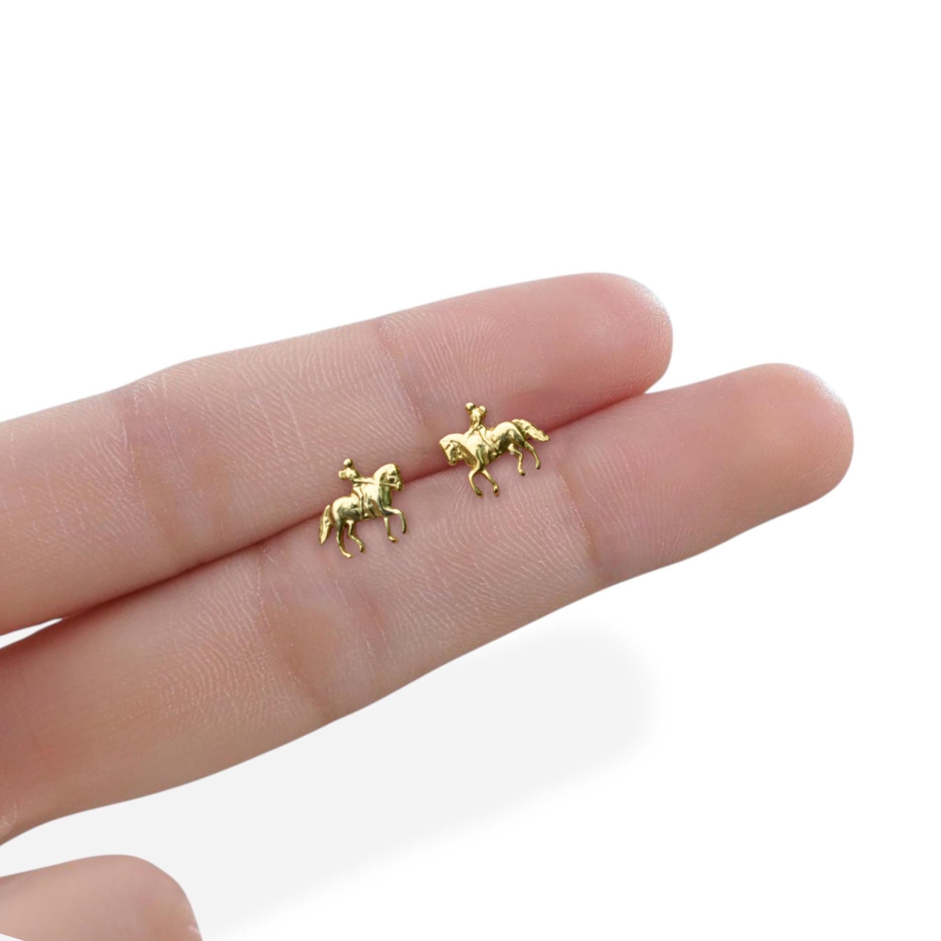 Конен спорт – Дамски обеци с фигура на ездачка – Позлатено покритие – Сребро 925 – Ръчно изработени спортни бижута/талисмани конна езда – Идеален подарък за жена – SSJ